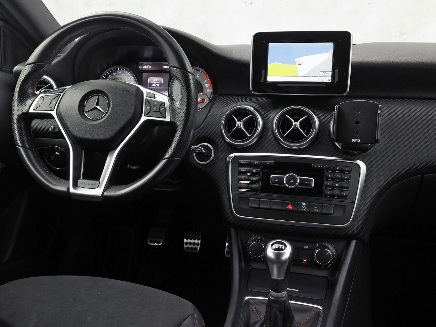 Mercedes-Benz A-Klasse 180 AMG Sport (NAVIGATIE, LEDER/ALCANTARA, DIAMOND GRILL, SPORTSTOELEN, XENON, CRUISE, NIEUWE APK, NIEUWSSTAAT)