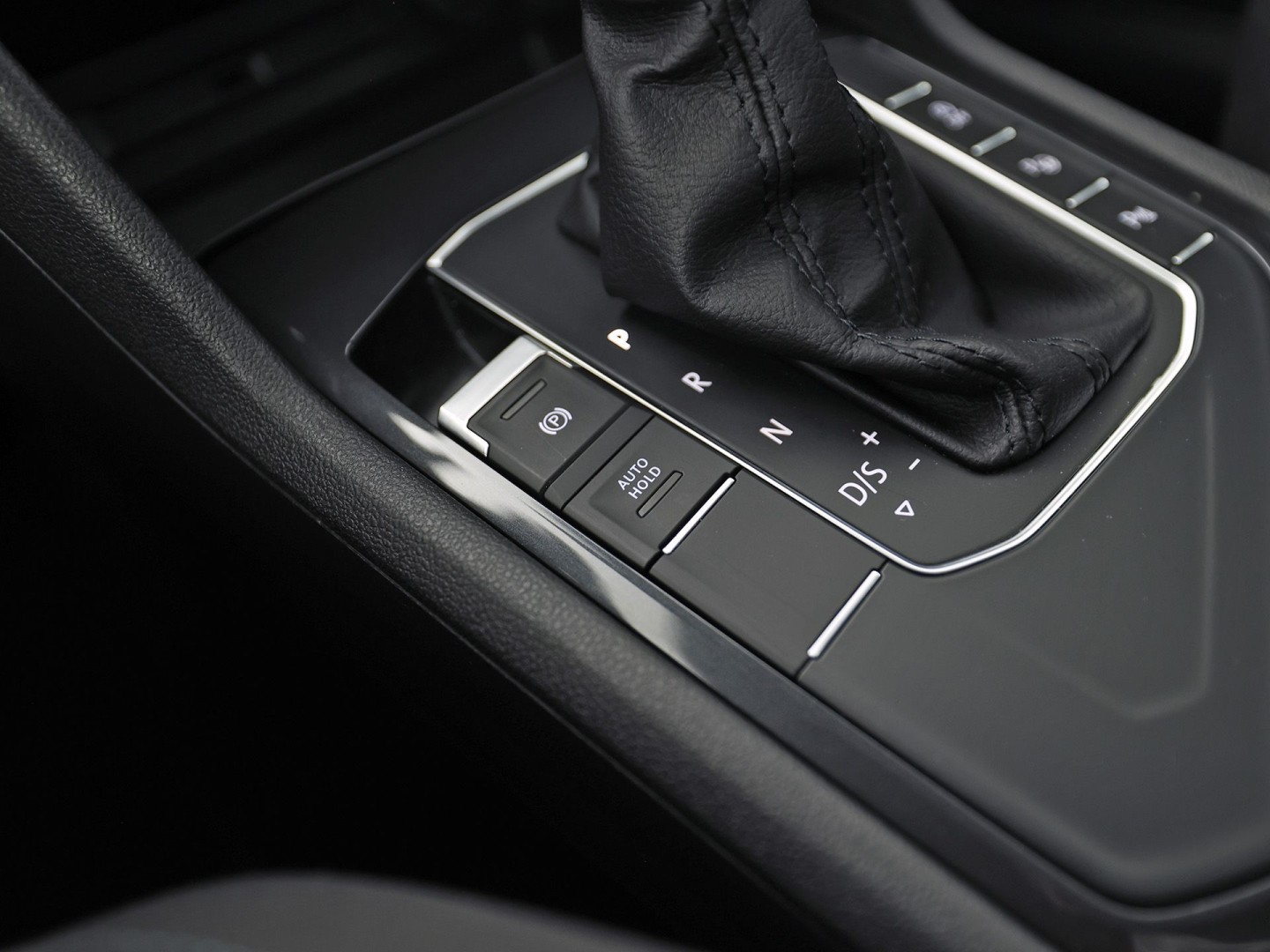 Volkswagen Tiguan 1.5 TSI ACT Highline 150Pk Automaat (VIRTUAL COCKPIT, APPLE CARPLAY, GROOT NAVI, CAMERA, STOELVERWARMING, SPORTSTOELEN, GETINT GLAS, ADAPTIVE CRUISE, NIEUWSTAAT)