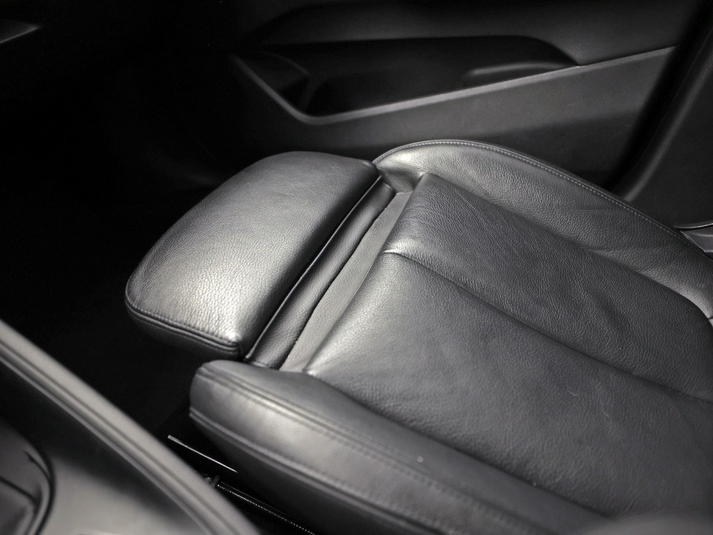 BMW X1 sDrive18i Sport High Executive 140Pk Automaat (PANORAMADAK, GROOT NAVI, MEMORY SEAT, LEDER, CAMERA, SPORTSTOELEN, TREKHAAK, STOELVERWARMING, NIEUWSTAAT)