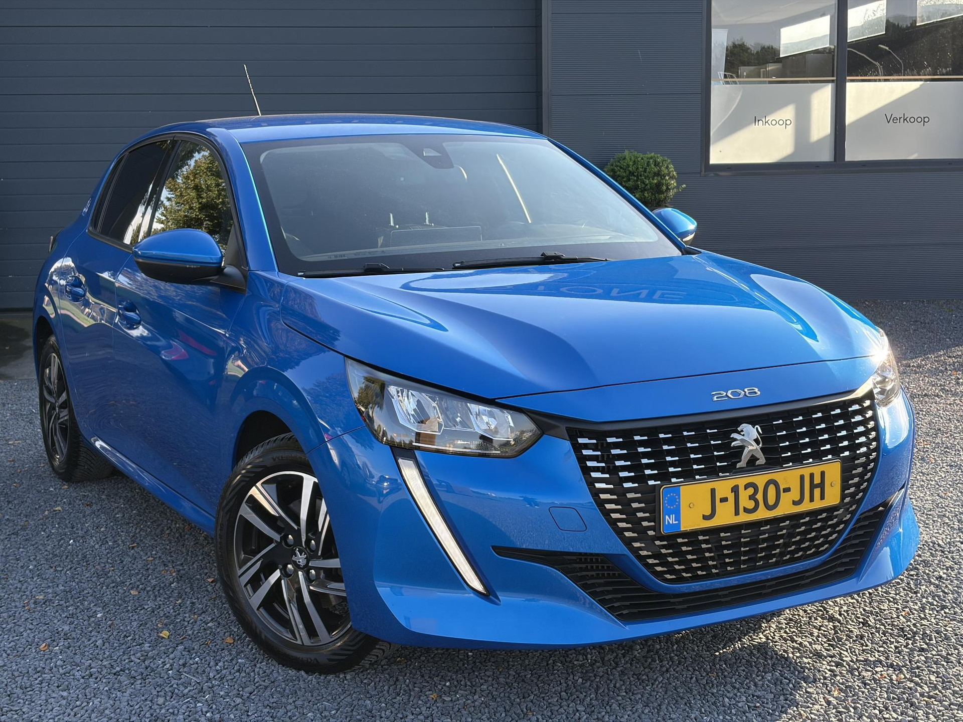 Peugeot 208 1.2 PureTech Allure ✓D-riem vv in 10-2025✓1e Eigenaar✓360° Camera✓Carplay✓Navi✓101pk✓LED✓Clima✓Cruise✓6 Bak✓Pdc✓Lm velgen✓Halfleder✓Recent beurt gehad✓N.A.P✓Apk tot 08-2028