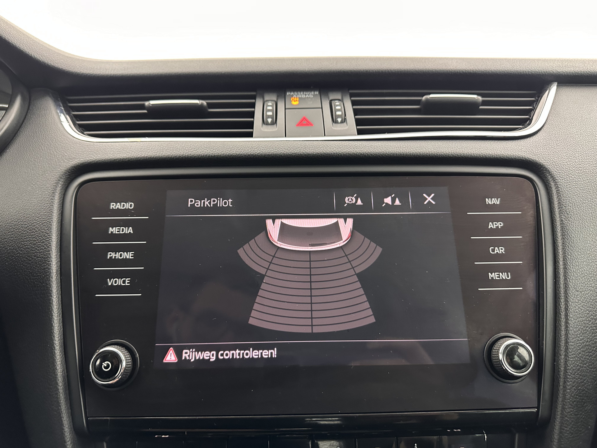 ŠKODA Octavia Combi 1.6 TDI Greentech Clever Edition Aut. *LEATHER-FABRIC | NAVI-FULLMAP | COMFORT-SEATS | DAB+ | HEATED-SEATS | AMUNDSEN-AUDIO | ECC | SHIFT-PADDLES | PARKPILOT | CRUISE | TOWBAR | 16''ALU *