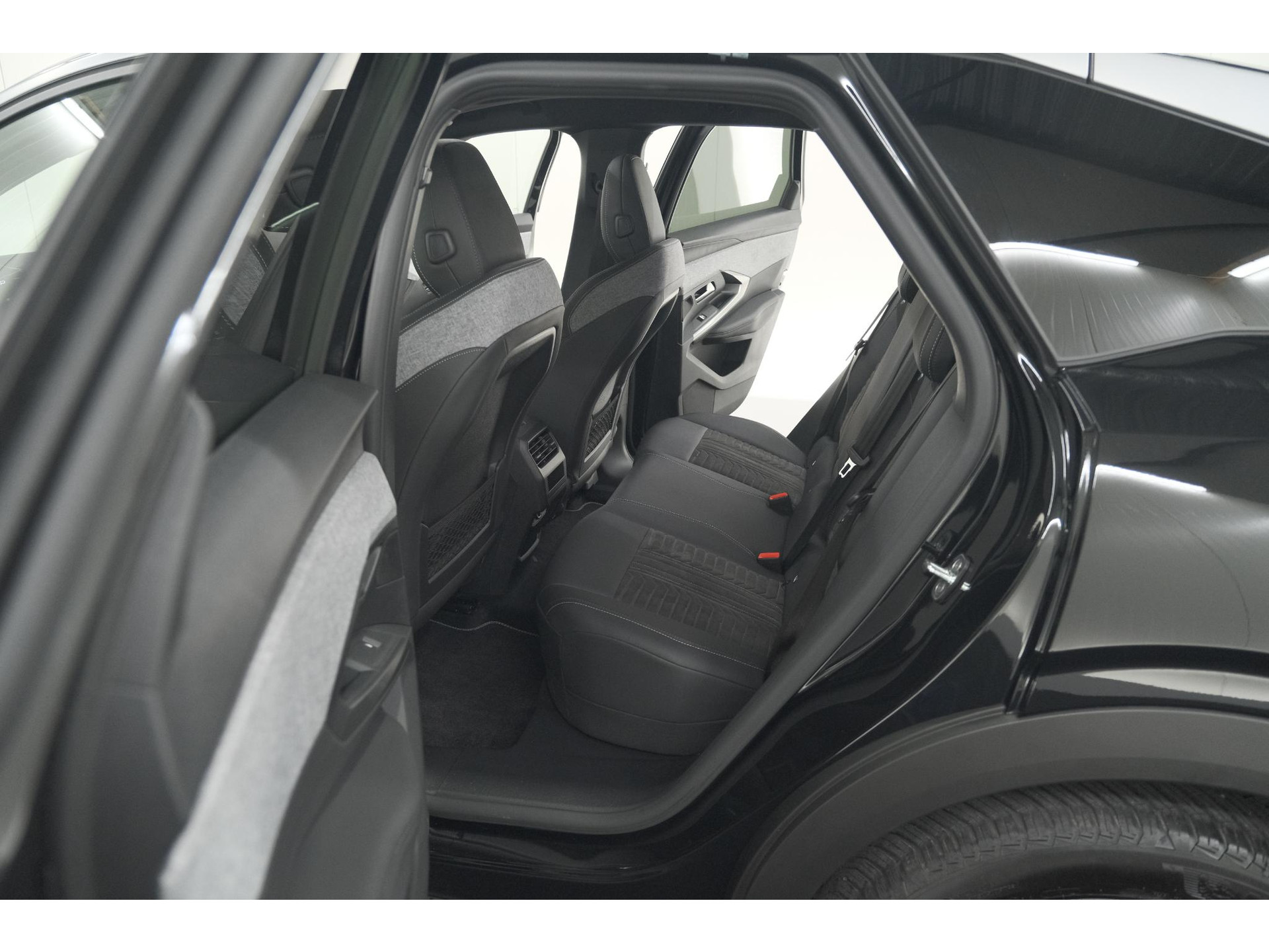 Peugeot 3008 1.2 Hybrid 136 GT | Panoramadak | 360 Camera | Stoelverwarming | Elektrische Kofferklep | Allseason Banden