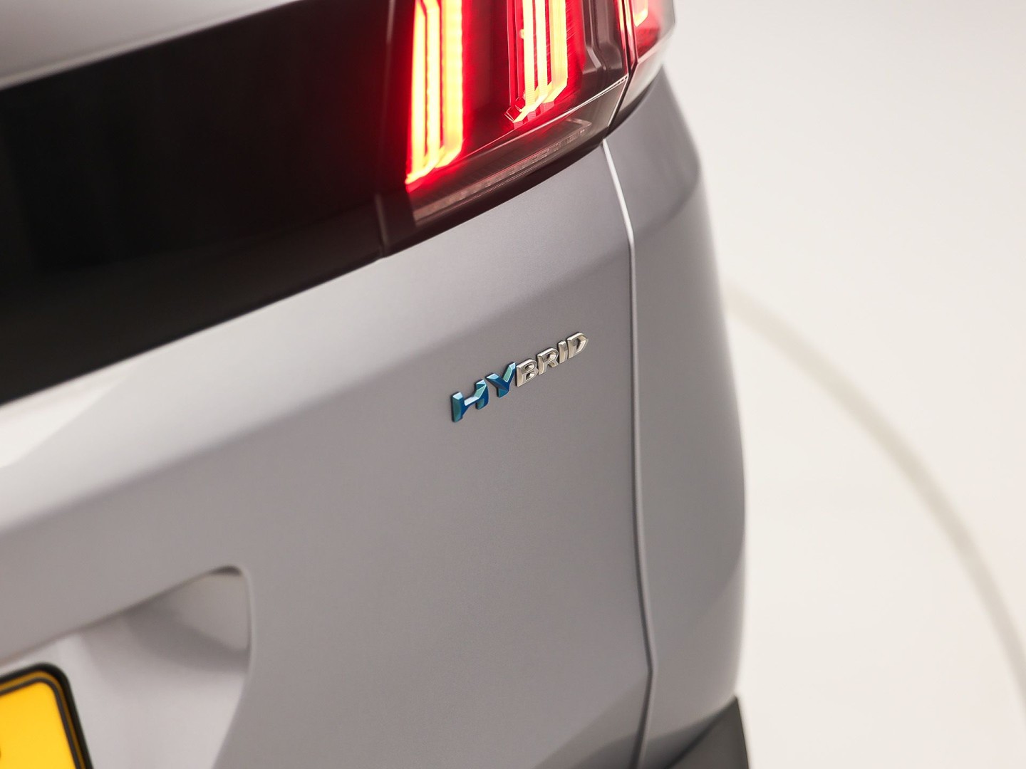 Peugeot 3008 1.6 HYbrid 225 Allure Sport 225Pk Automaat (APPLE CARPLAY, GROOT NAVI, KEYLESS, LEDER, 360 CAMERA, SPORTSTOELEN, ZWART HEMEL, GETINT GLAS, NIEUWSTAAT)