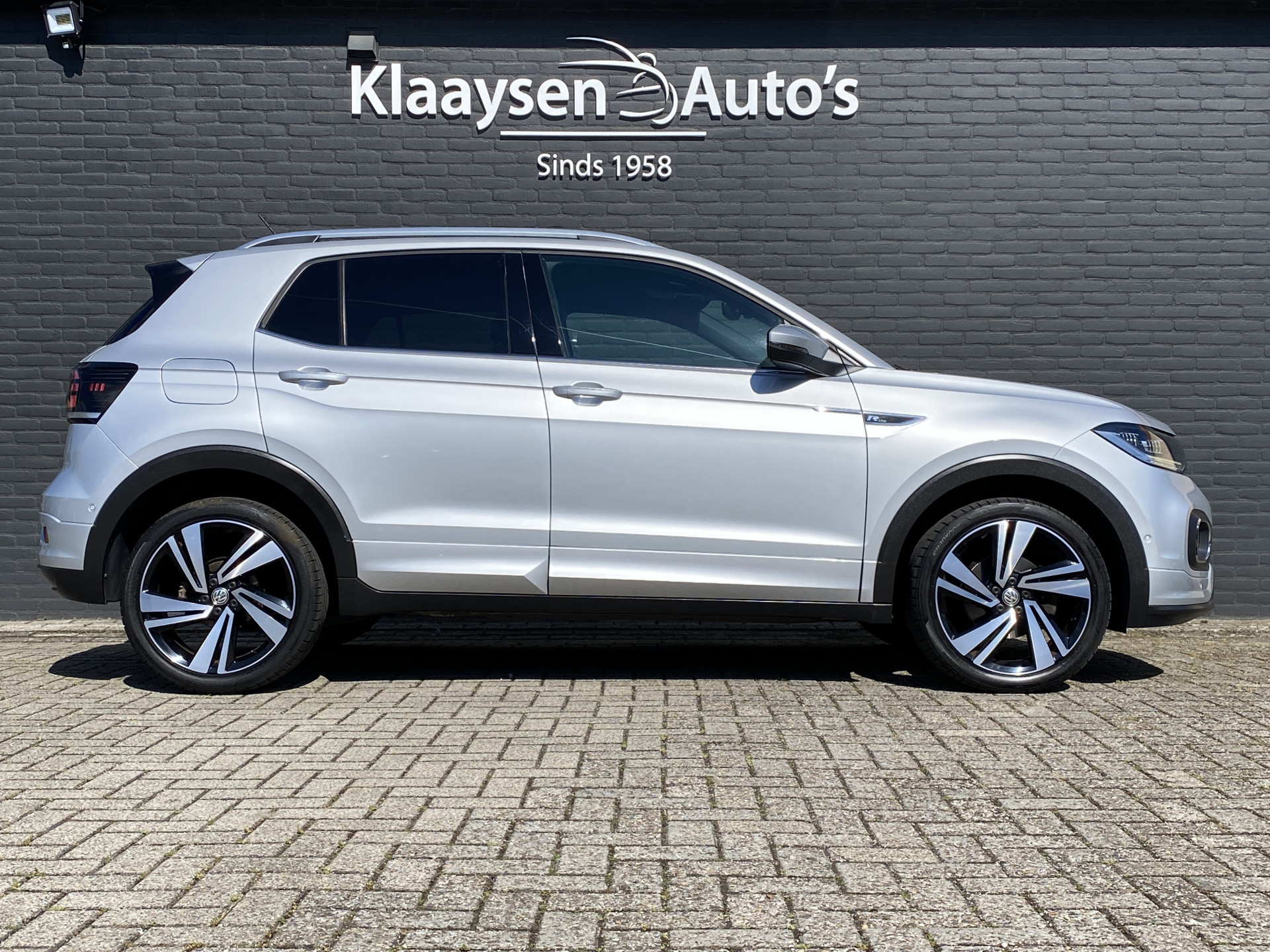 Volkswagen T-Cross 1.0 TSI R Line 116 pk | dealer onderh. | virtual cockpit | navigatie | camera | stoelverwarming | apple carplay | keyless go