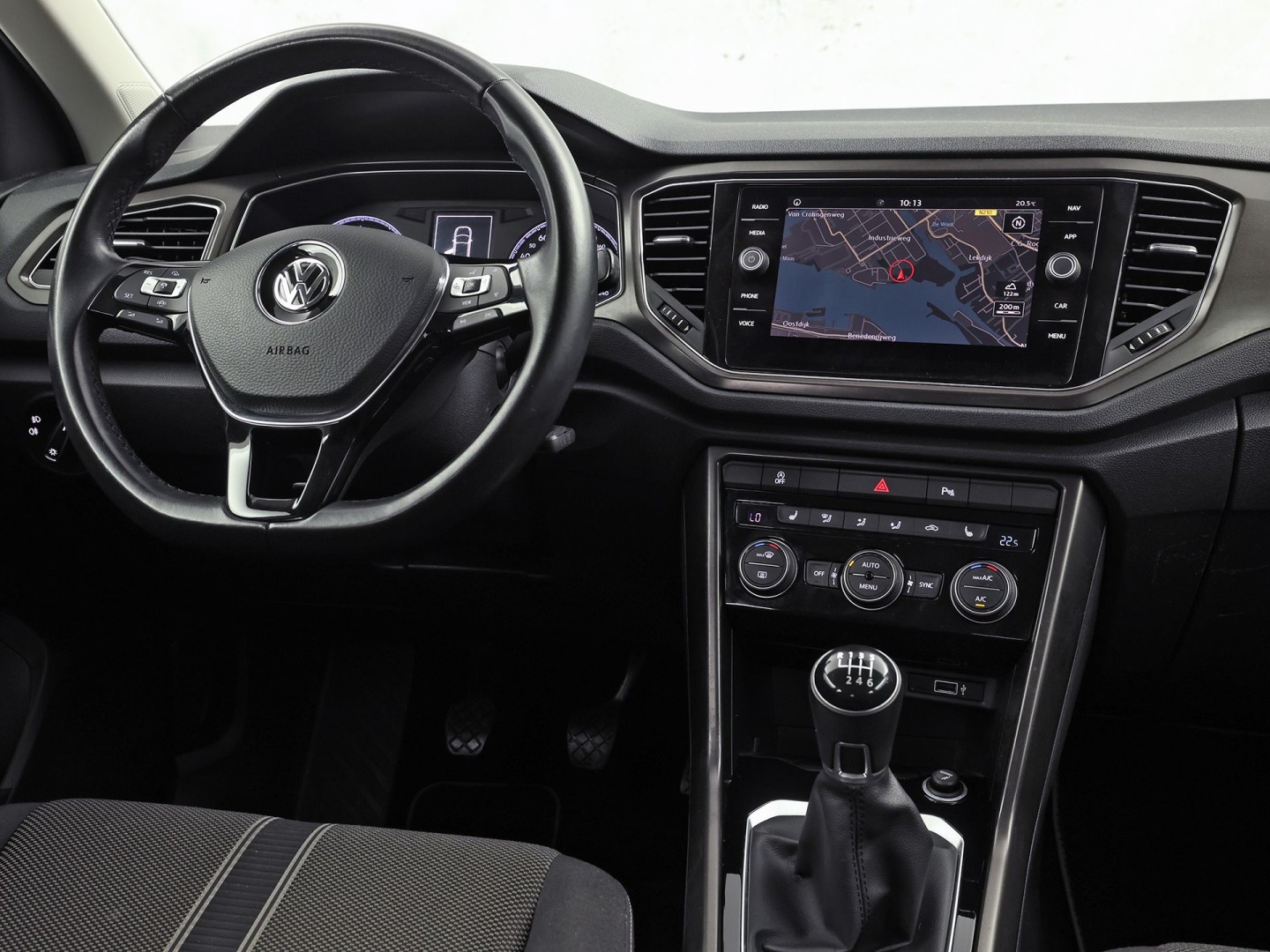 Volkswagen T-Roc 1.0 TSI Sport (APPLE CARPLAY, GROOT NAVI, CLIMATE, STOELVERWARMING, TREKHAAK, SPORTSTOELEN, PARKEERSENSOREN, ADAPTIVE CRUISE, NIEUWSTAAT)