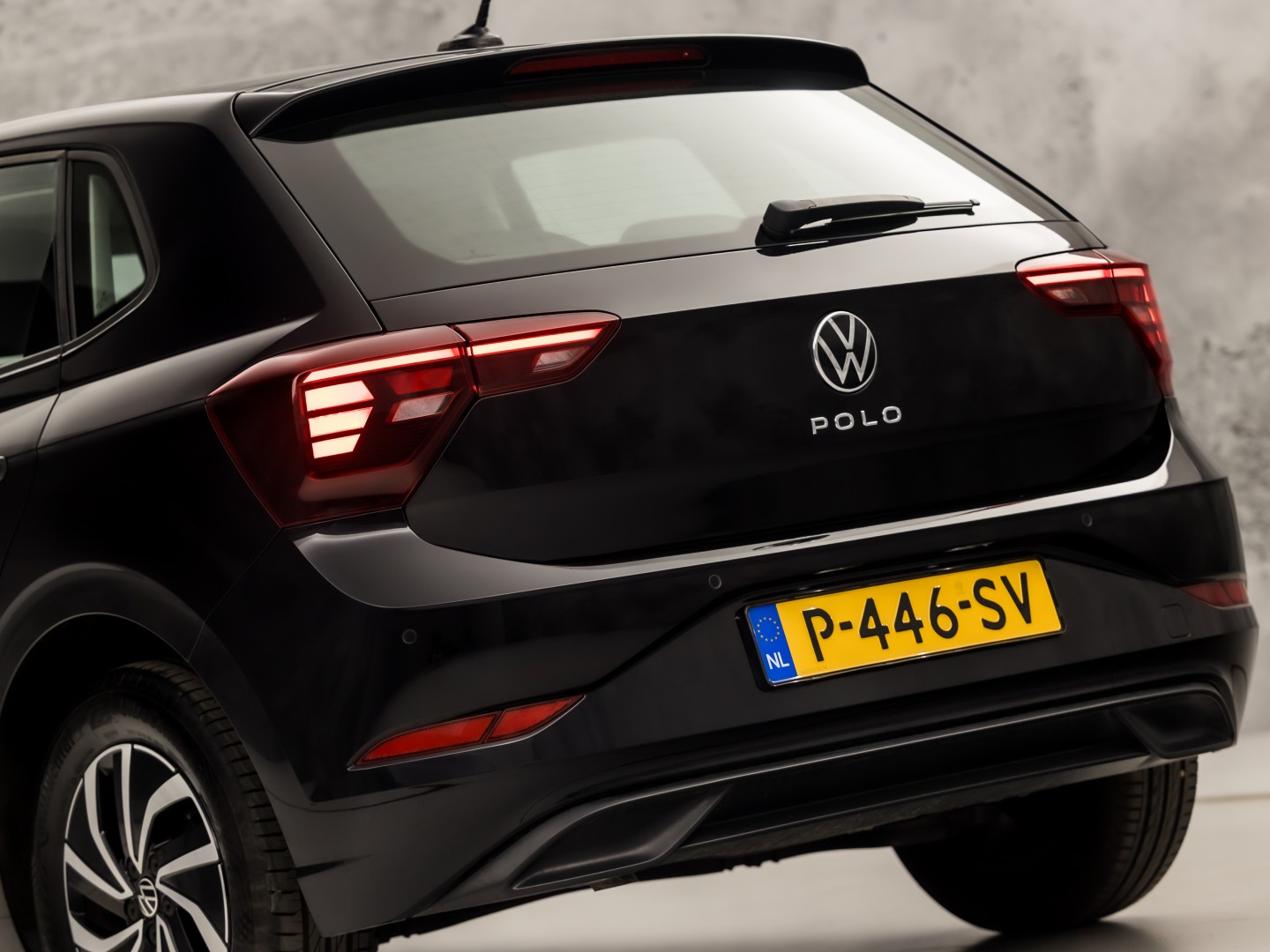 Volkswagen Polo 1.0 TSI Sport (VIRTUAL COCKPIT, 1e EIGENAAR, APPLE CARPLAY, GROOT NAVI, CLIMATE, STOELVERWARMING, SPORTSTOELEN, GETINT GLAS, LM VELGEN, CRUISE, PARKEERSENSOREN, NIEUWSTAAT)