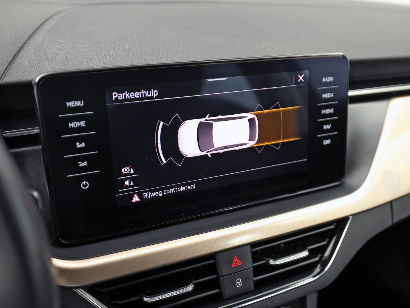 Škoda Scala 1.0 TSI Sport Automaat (VIRTUAL COCKPIT, APPLE CARPLAY, GROOT NAVI, CLIMATE, STOELVERWARMING, SPORTSTOELEN, PARKEERSENSOREN, LED KOPLAMPEN, NIEUWSTAAT)