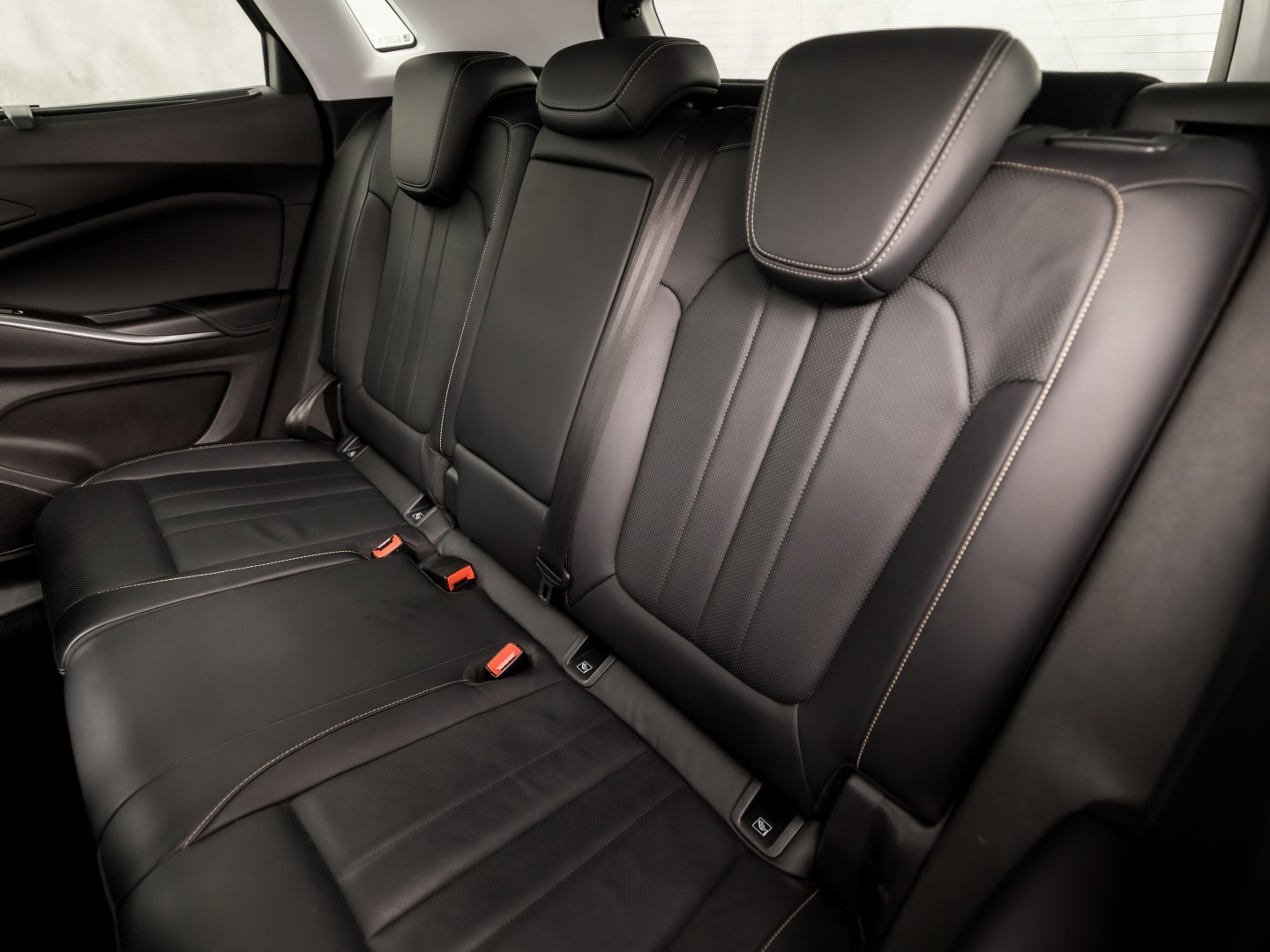 Opel Grandland X 1.2 Turbo Deluxe (MEMORY SEAT, LEDER, STOELKOELING/VERWARMING, APPLE CARPLAY, STOELVERWARMING ACHTER, GETINT GLAS, KEYLESS, TREKHAAK, ELEK ACHTERKLEP, NIEUWSTAAT)