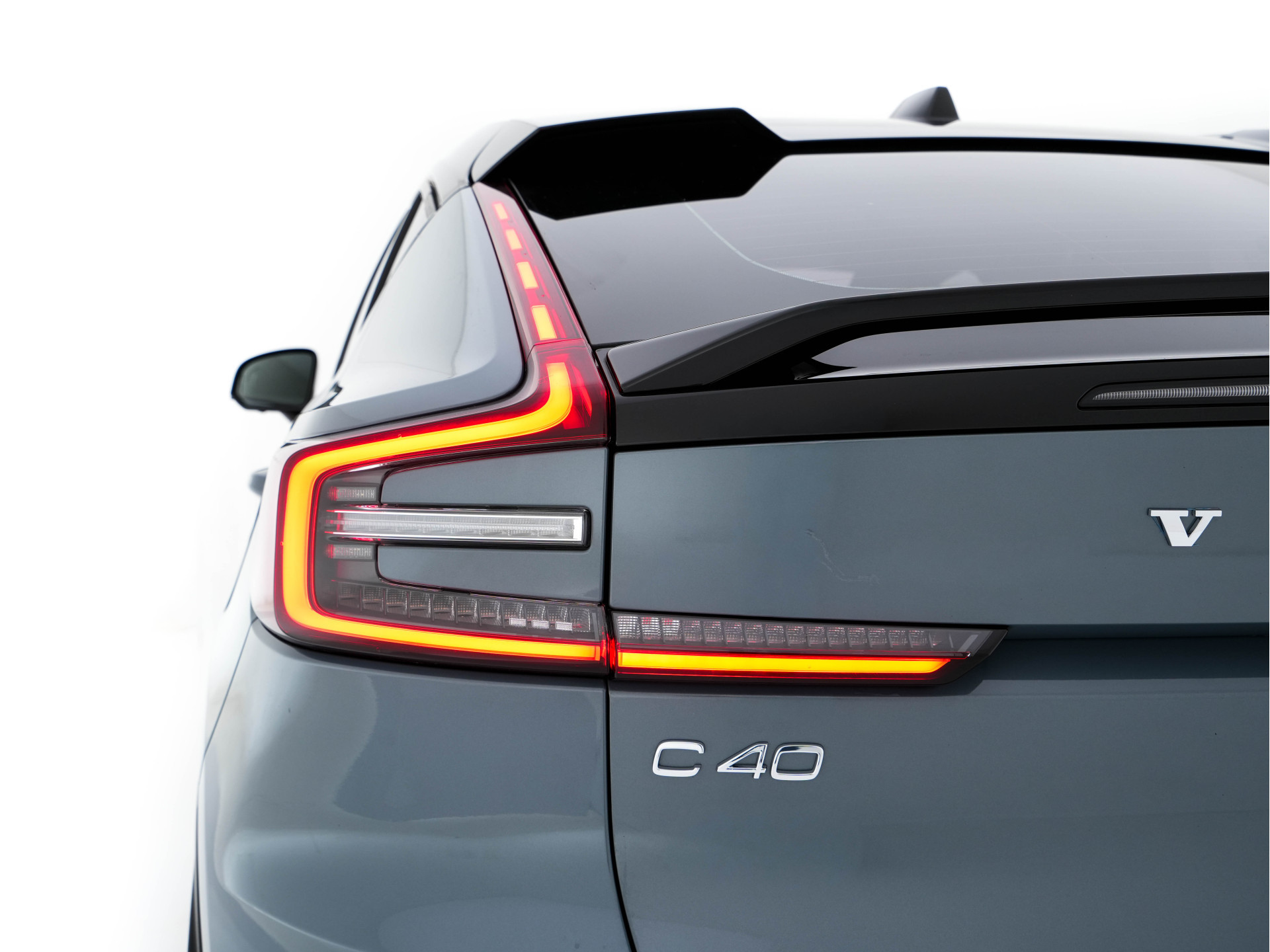 Volvo C40 Recharge Twin Intro Edition 78 kWh AWD [ 3-Fase ] {SOH-87%} (INCL-BTW) Aut. *HEATPUMP | PANO | LEATHER-ALCANTARA | DIGI-COCKPIT | FULL-LED | HARMAN/KARDON | TOPVIEW | NAVI-FULLMAP | ECC | PDC | KEYLESS | HEATED-SPORTSEATS | TOWBAR | PRIVACY-GLAS