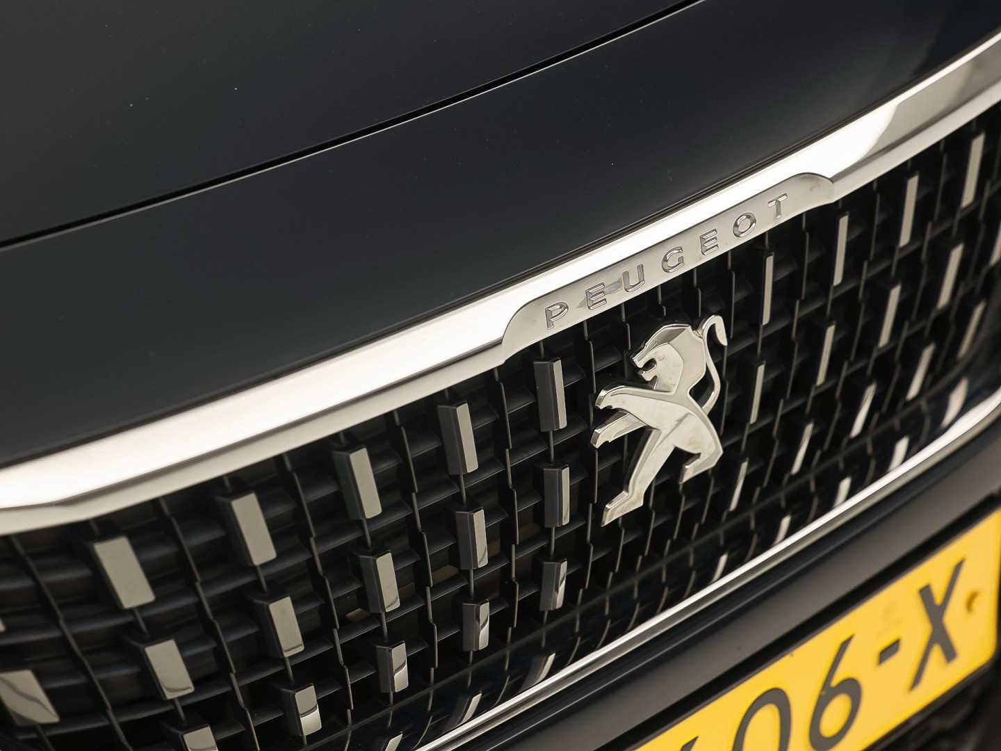 Peugeot 2008 1.2 PureTech Sport (SCHERM, CRUISE, SPORTSTOELEN, NIEUWE APK, NIEUWSTAAT)