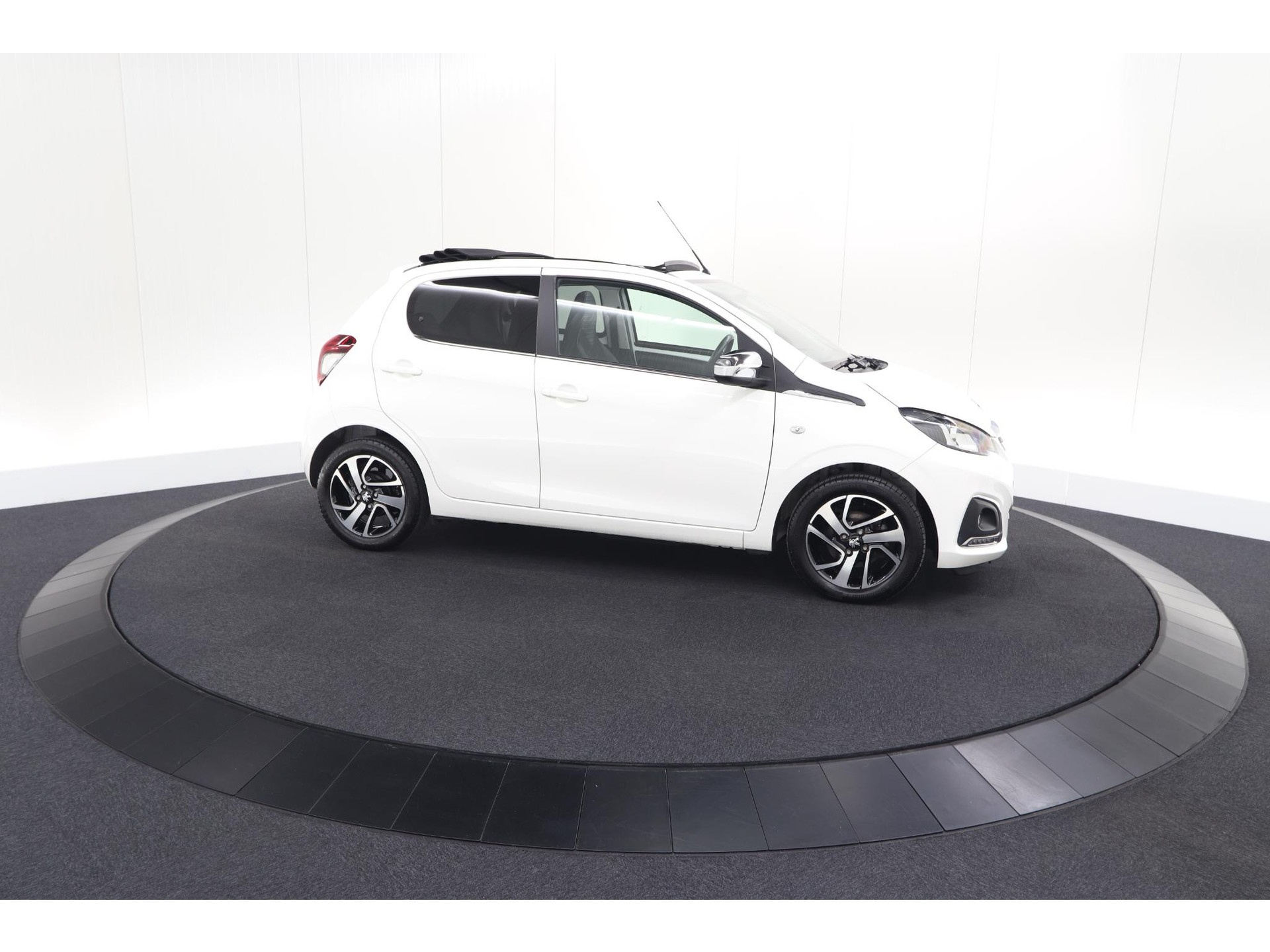Peugeot 108 1.0 e-VTi Allure TOP! | Elektrisch Vouwdak | Camera | Navigatie | Climate Control