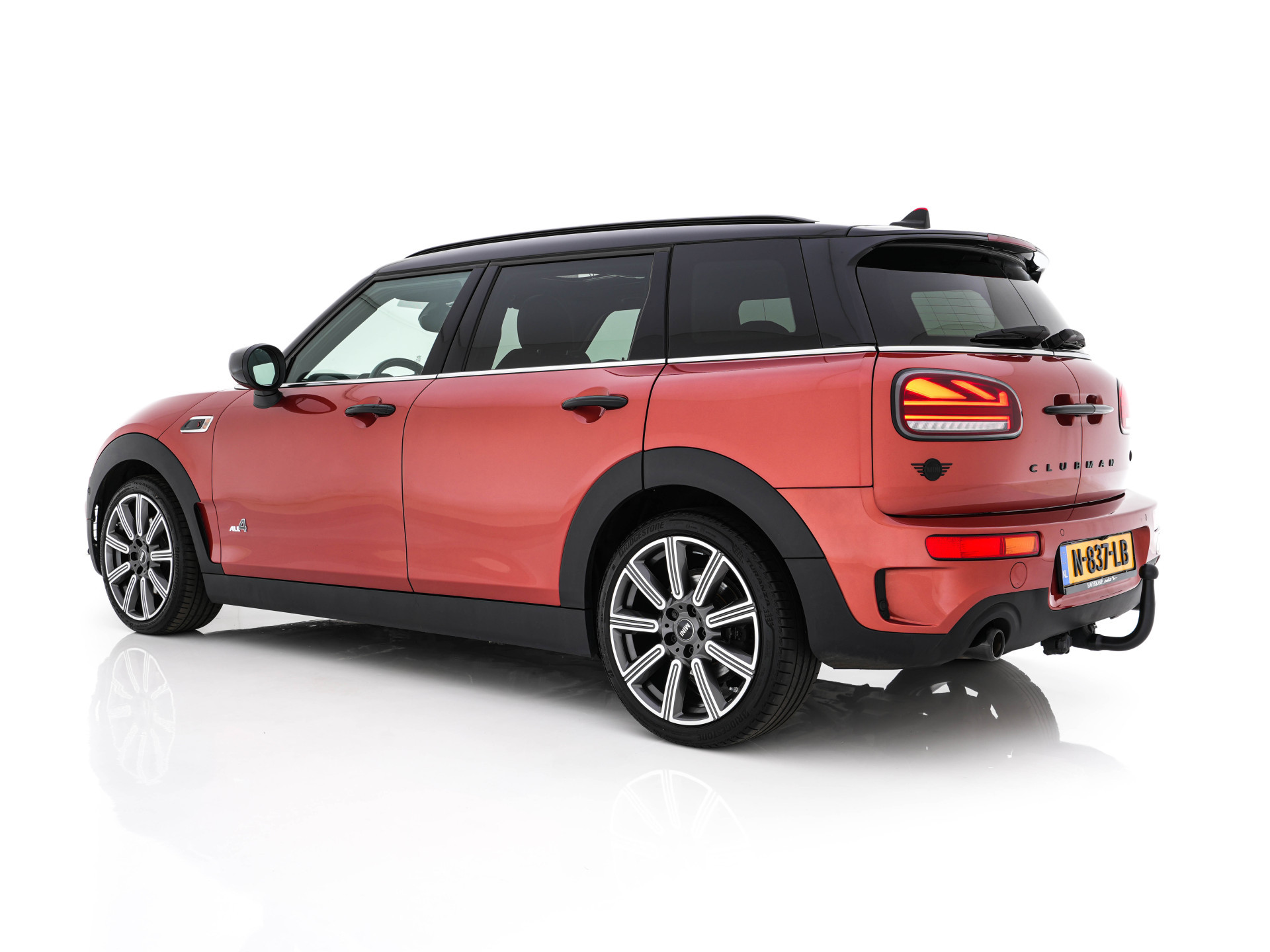 MINI Mini Clubman 2.0 Cooper S ALL4  Premier Plus JCW (INCL-BTW) Aut * PANO | LEATHER | FULL-LED | HEATED-SPORTSEATS | DIGI-COCKPIT | AMBIENT-LIGHT | PRIVACY-GLASS | HEAD-UP | PDC | CAMERA | DAB  | KEYLESS | TOWBAR | 18"ALU*