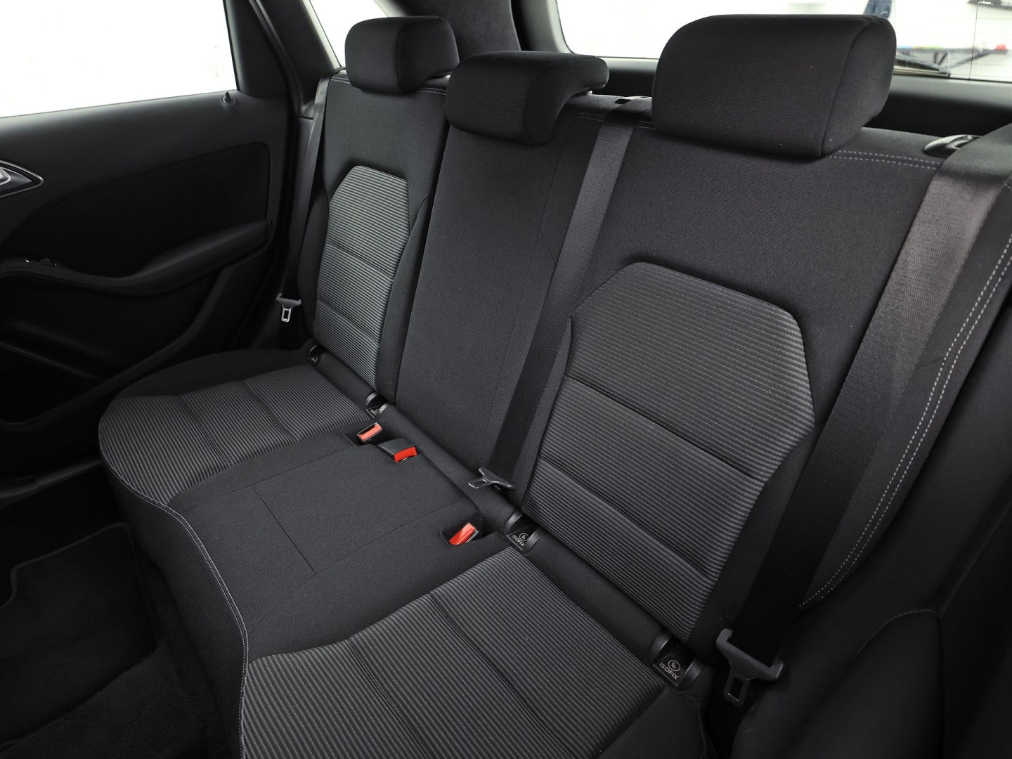 Mercedes-Benz B-klasse 180 Sport Automaat (GROOT NAVI, CAMERA, STOELVERWARMING, ZWART HEMEL, SPORTSTOELEN, CRUISE, KEYLESS START, NIEUWSTAAT)