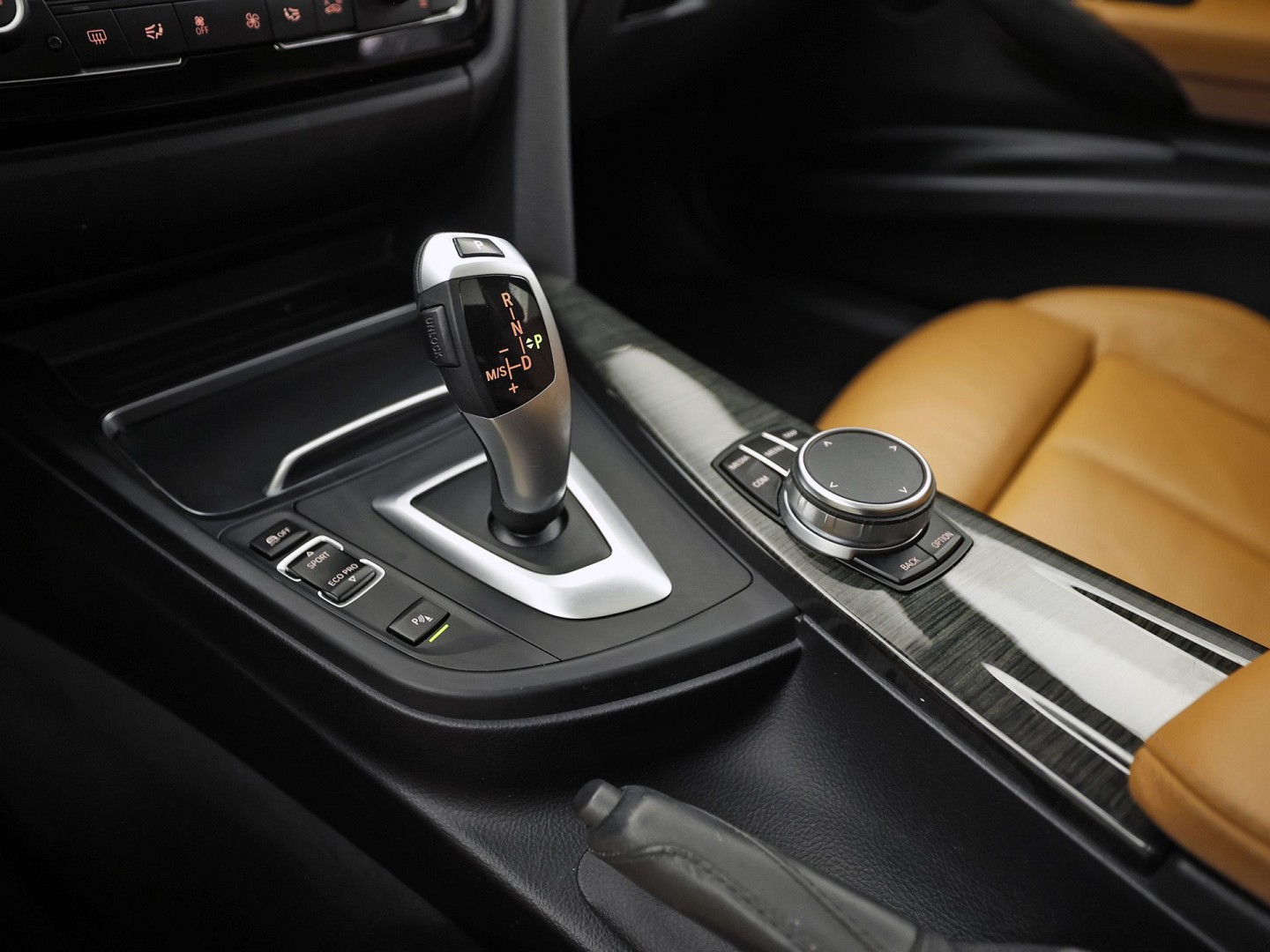BMW 3 Serie 318i M Sport Automaat (PANORAMADAK, M PAKKET, GROOT NAVI, COGNAC LEDER, STOELVERWARMING, SPORTSTOELEN, VIRTUAL COCKPIT, PARKEERSENSOREN, GETINT GLAS, NIEUWSTAAT)
