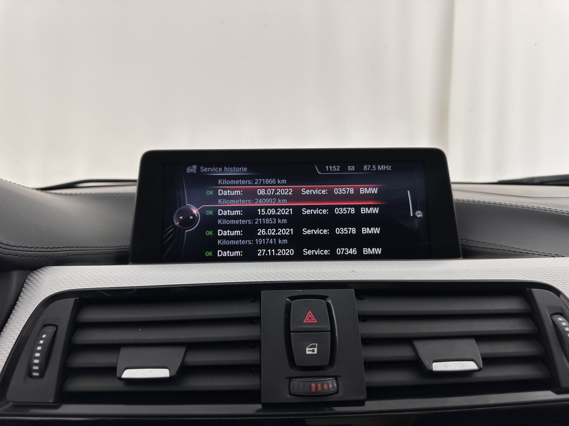 BMW 3-serie 330d M-Sportpack High Executive Aut. *PANO | LEATHER | XENON | ADAPTIVE-CRUISE | HARMAN/KARDON | MEMORY-PACK | BLINDSPOT | HEATED-SPORTSEATS | CAMERA | DAB | KEYLESS | ECC | HEAD-UP | PDC | SHIFTPADDLES | TOWBAR |  18''ALU