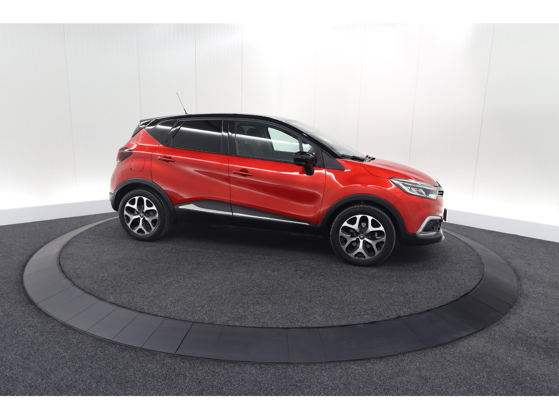Renault Captur TCe 120 EDC Intens | Trekhaak | Camera | Navigatie | Parkeersensoren