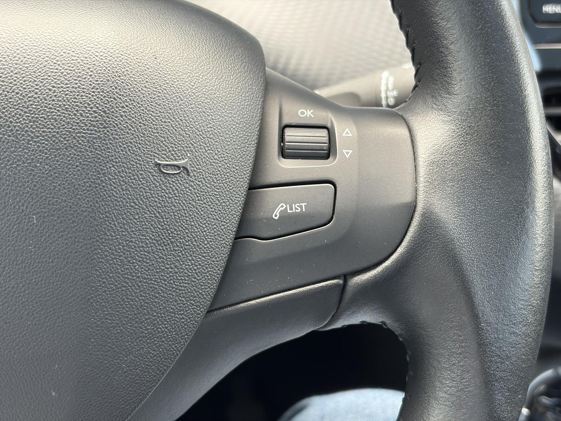 Peugeot 2008 1.2 PureTech Blue Lion D-riem vv in 2024 l Pano l Navi l 110pk l Trekhaak l Carplay l Airco l Cruise l Pdc l Recent beurt gehad l N.A.P l Apk tot 01-2027