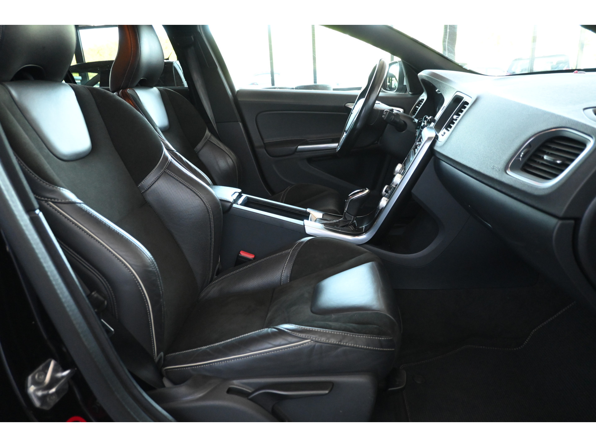 Volvo V60 2.0 D3 Nordic R-Design Automaat Clima Trekhaak Navigatie Cruise control Inruil Mogelijk!