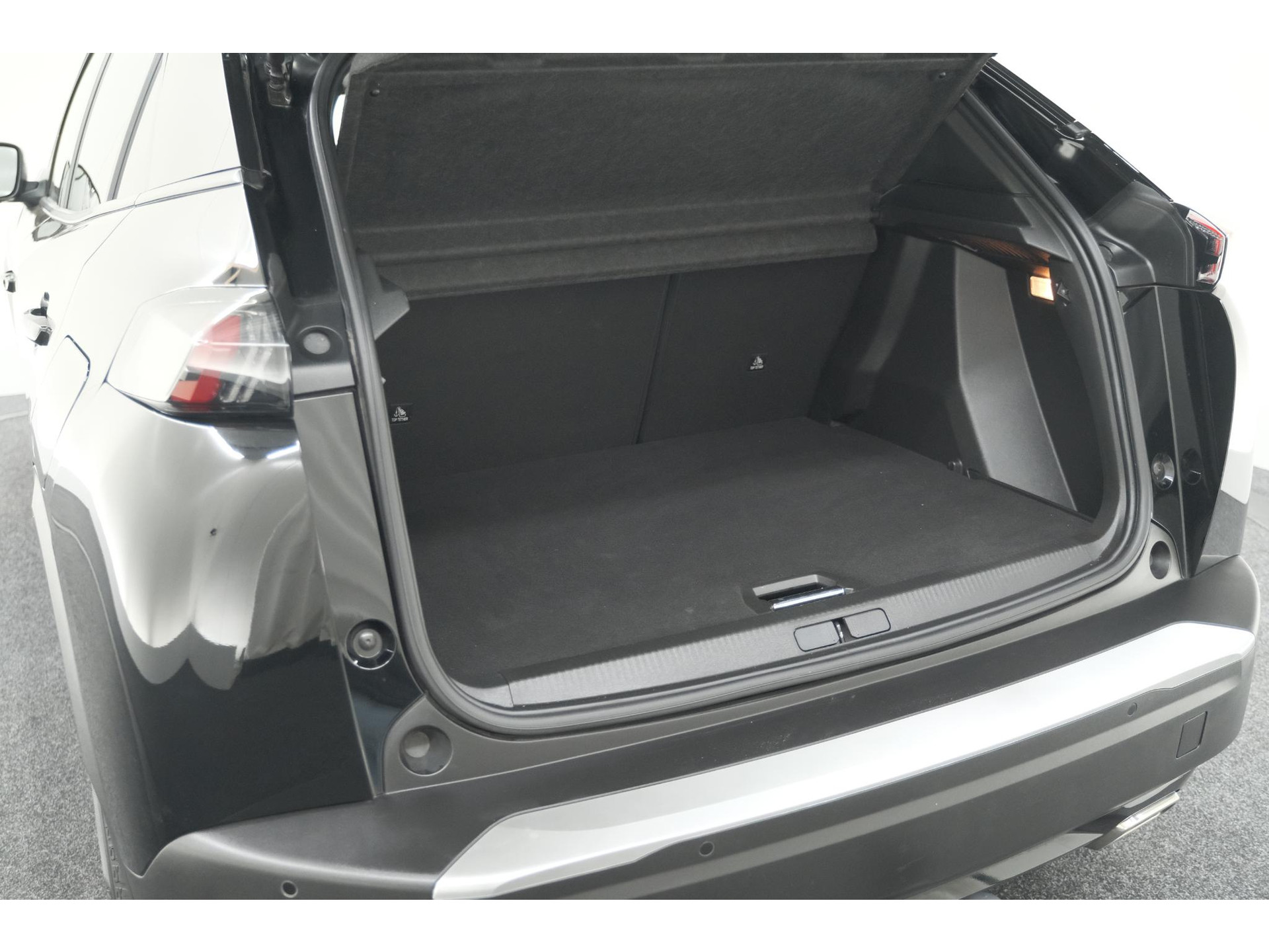 Peugeot 2008 PureTech 130 EAT8 Allure | Trekhaak | Camera | Navigatie | Apple Carplay