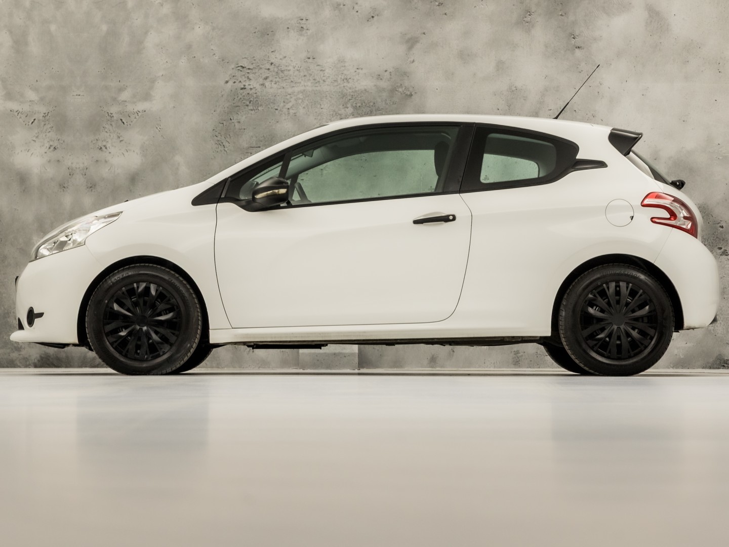 Peugeot 208 1.0 VTi Sport (SCHERM, BLUETOOTH, ELEK RAMEN, SPORTSTOELEN, CRUISE, NIEUWE APK, NIEUWSTAAT)