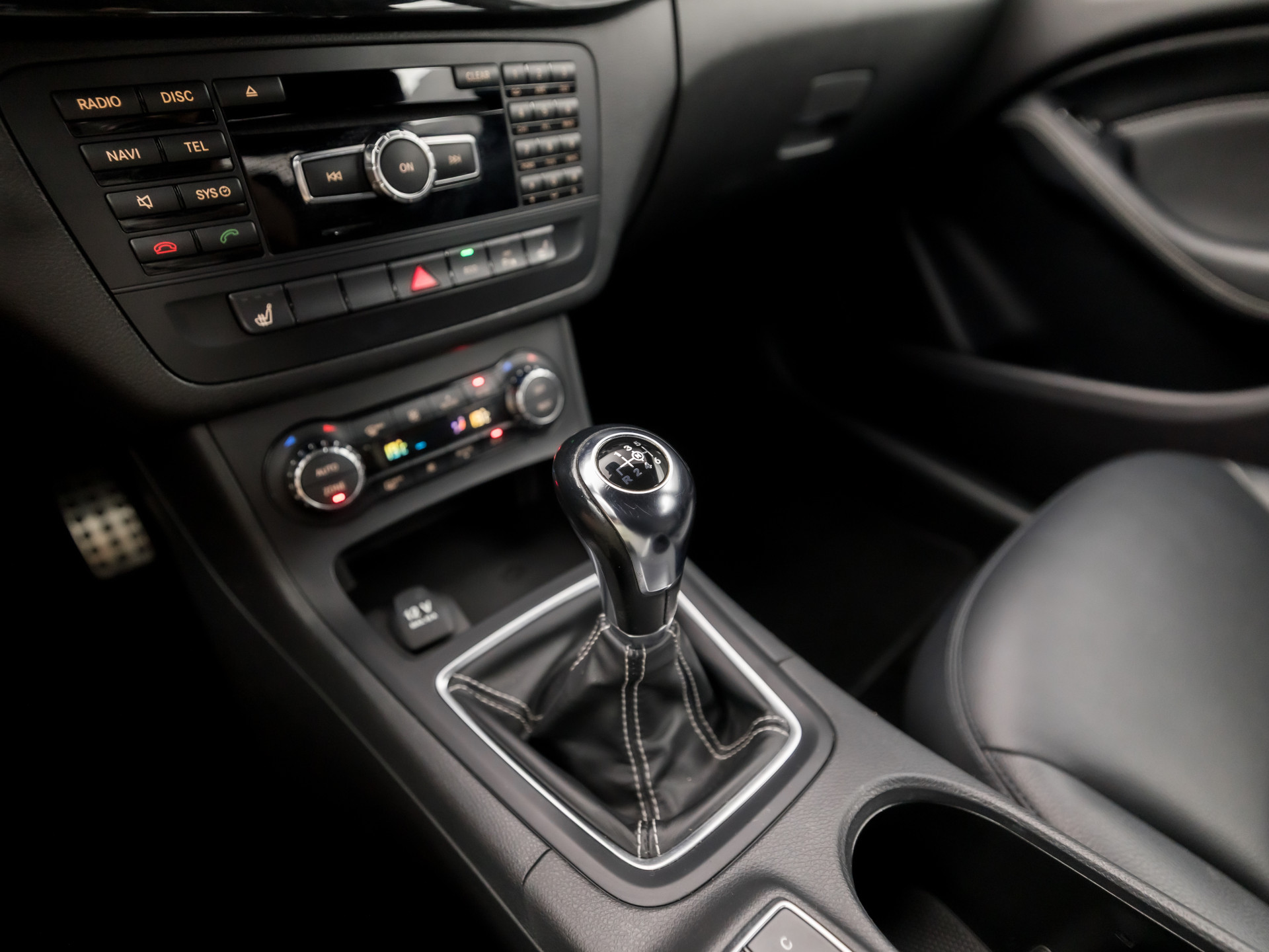 Mercedes-Benz B-Klasse 200 AMG Sport 157Pk (GROOT NAVI, CLIMATE, CAMERA, HARMAN/KARDON, STOELVERWARMING, LEDEREN SPORTSTOELEN, HARMAN/KARDON, XENON, ZWART HEMEL, NIEUWSTAAT)