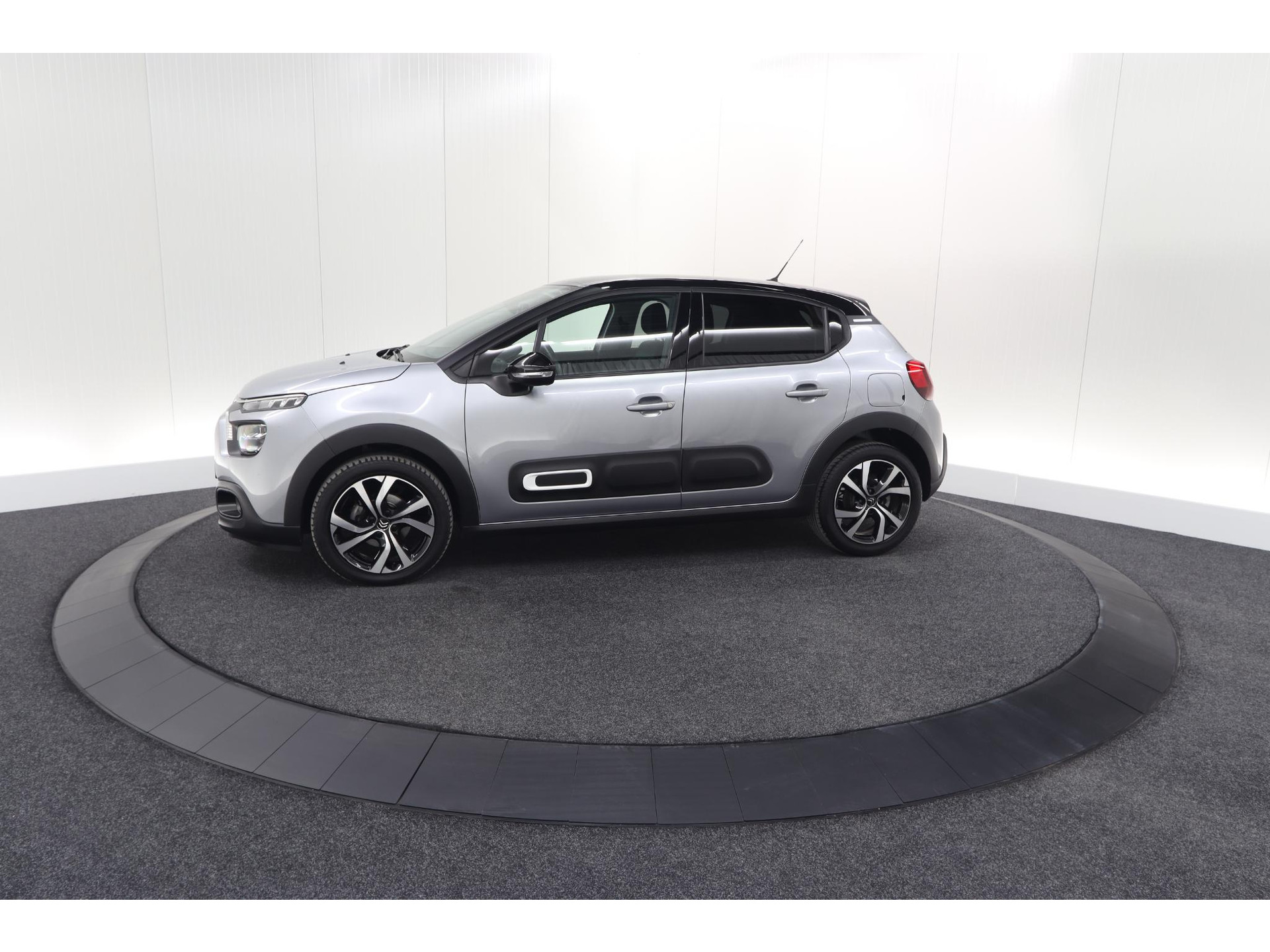 Citroen C3 PureTech 110 EAT6 Shine | Camera | Navigatie | Parkeersensoren | Apple Carplay | 17 Inch Lichtmetalen Velgen