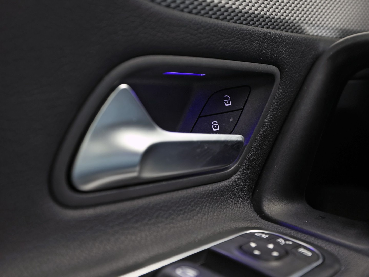 Mercedes-Benz A-Klasse 200 AMG Sport 163Pk Automaat (PANORAMADAK, APPLE CARPLAY, GROOT NAVI, SFEERVERLICHTING, CAMERA, SPORTSTOELEN, LEDER, GETINT GLAS, STOELVERWARMING, NIEUWSTAAT)