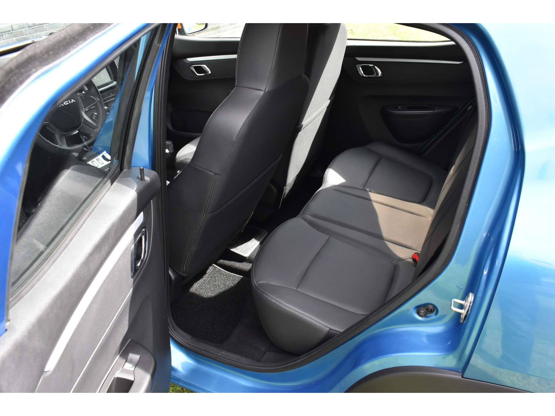Dacia Spring Essential 27 kWh vol electric navigatie pdc Leer