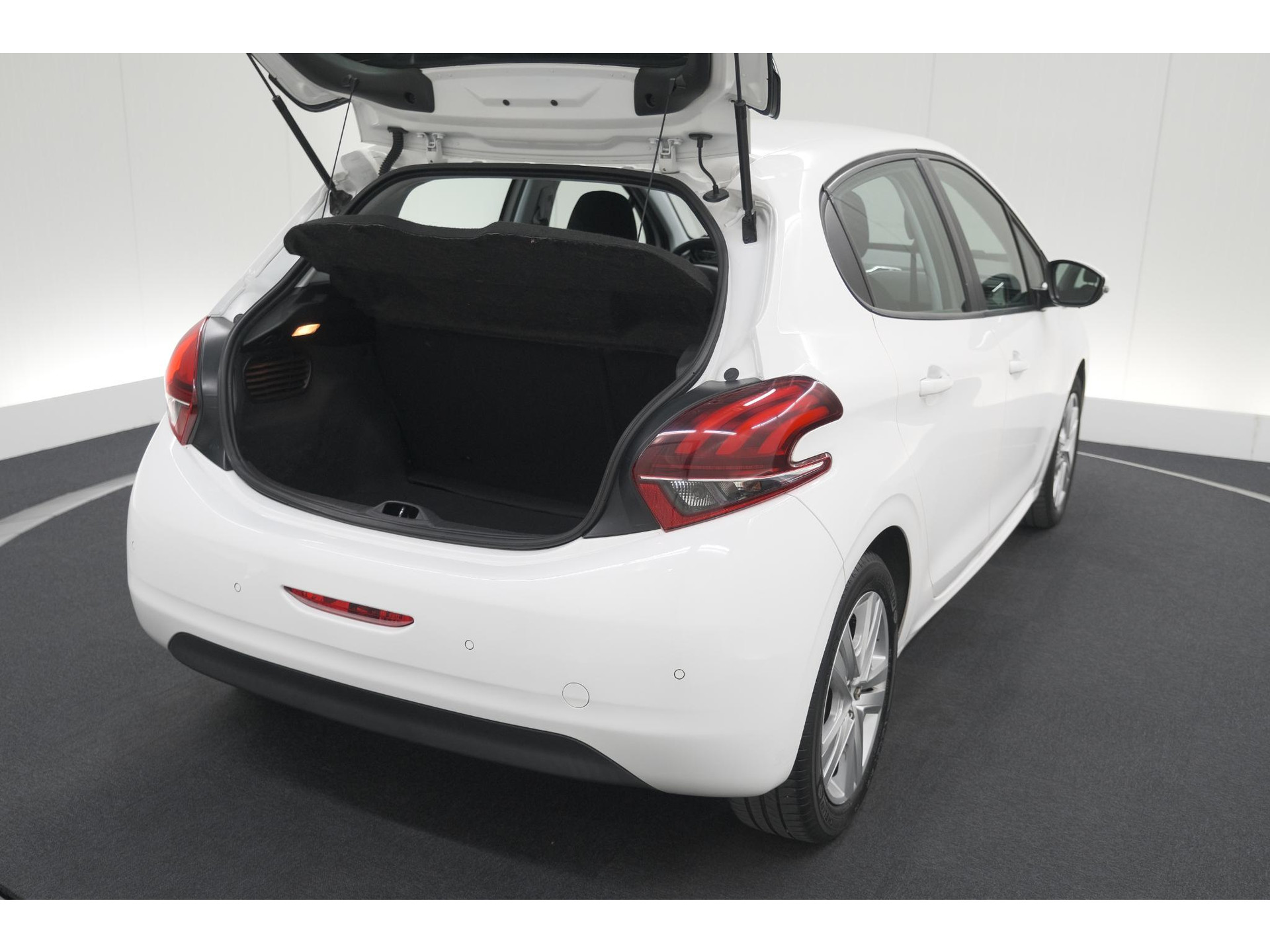 Peugeot 208 PureTech 82 Signature | Parkeersensoren | Apple Carplay | Pack Connect | Armsteun