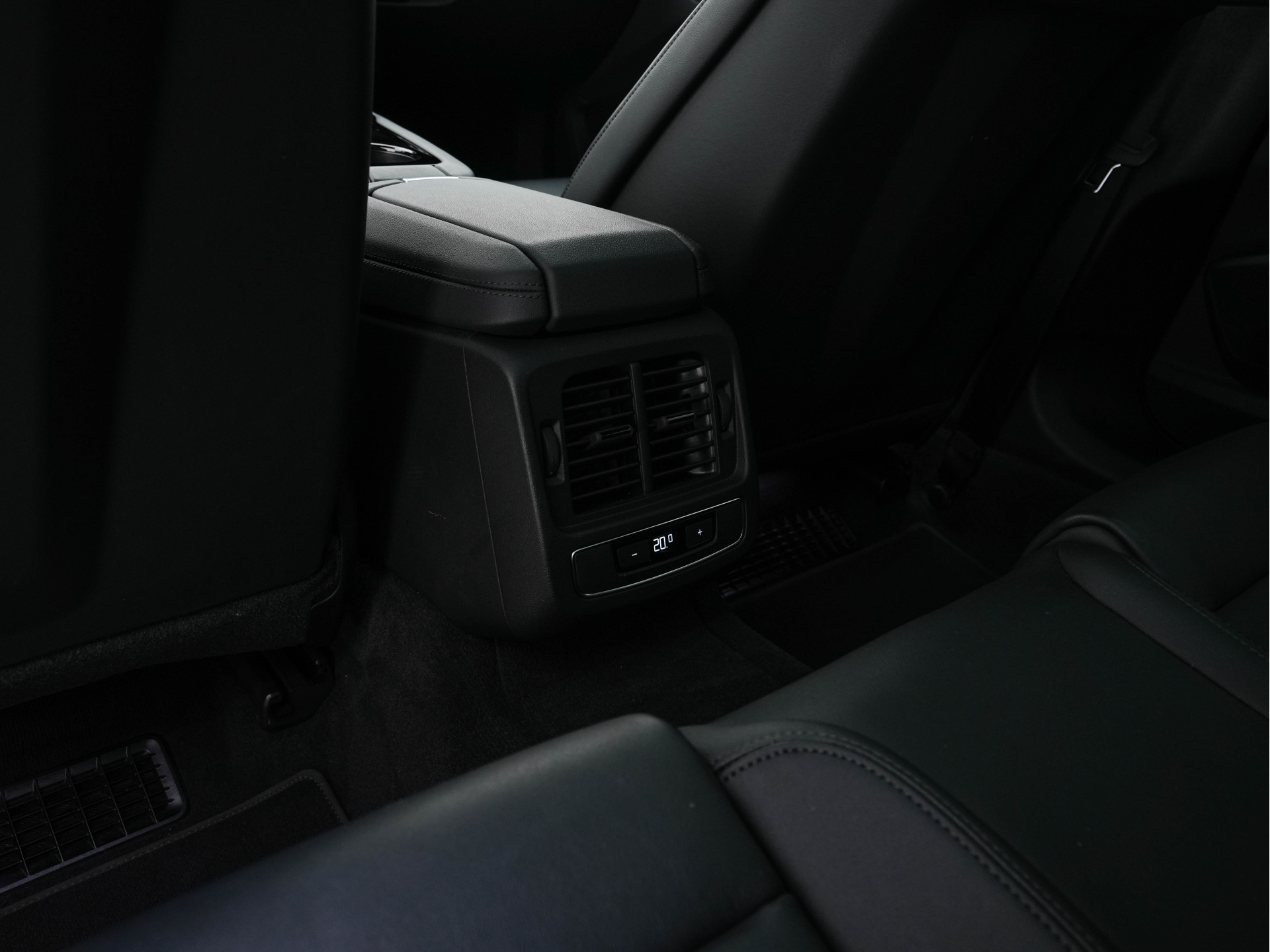 Audi e-tron GT 93 kWh Quattro [ 3-Fase ] {SOH-93%} (INCL-BTW) *PANO | FULL-LED | LEATHER | AUDI-SOUNDSYSTEM | DIGI-COCKPIT | NAVI-FULLMAP | HEATED-SPORTSEATS | TOP-VIEW | DAB | KEYLESS | LANE-ASSIST | SHIFT-PADDLES | PRIVACY-GLASS | 20