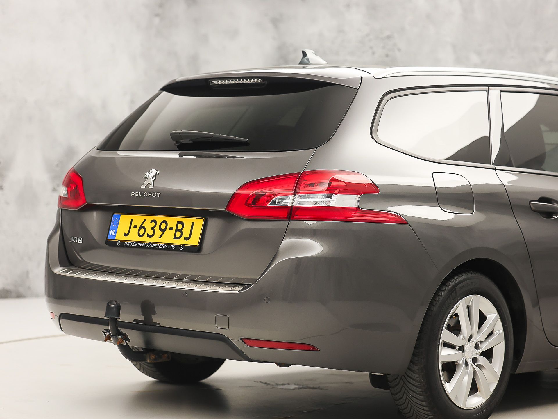Peugeot 308 SW 1.2 PureTech Sport (PANORAMADAK, APPLE CARPLAY, GROOT NAVI, TREKHAAK, GETINT GLAS, SPORTSTOELEN, PARKEERSENSOREN, CRUISE, NIEUWSTAAT)