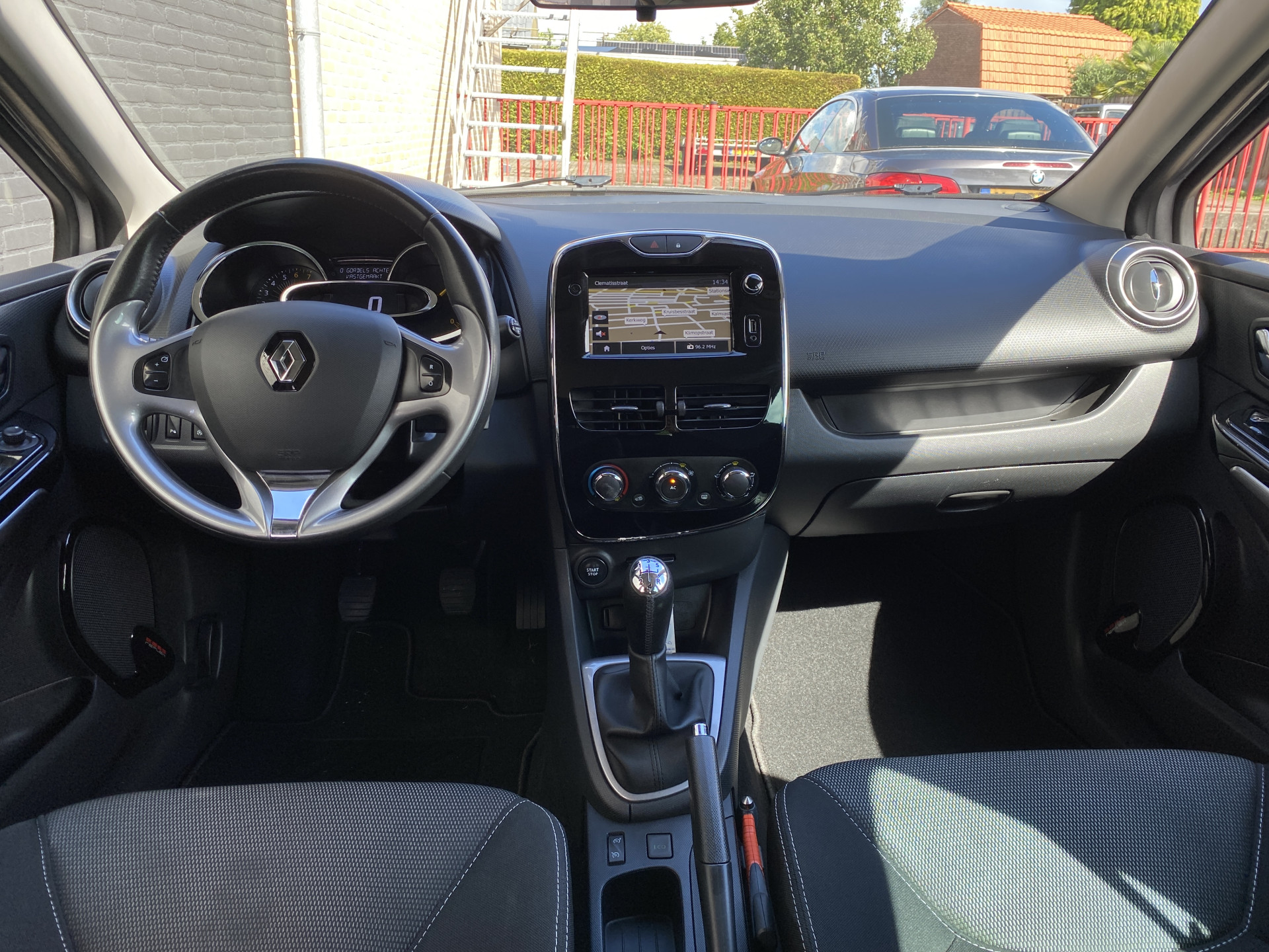 Renault Clio 0.9 TCe ECO Night&Day 90 pk | dealer onderh. | navigatie | cruise control | parkeersensor | privacy glas | airco | NL auto