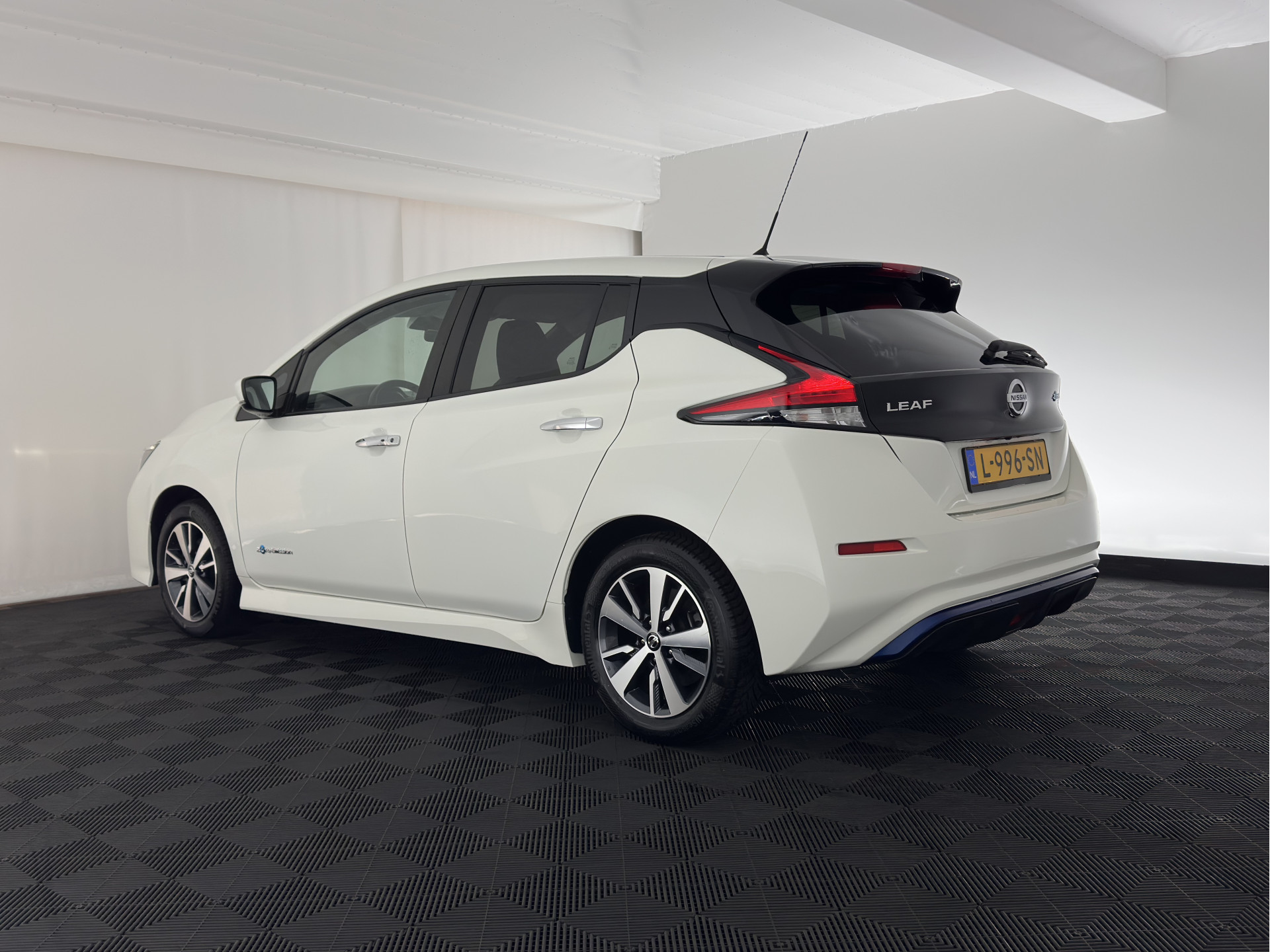 Nissan LEAF Acenta 40 kWh {SOH-90%} Aut. *ADAPTIVE-CRUISE | KEYLESS | NAVI-FULLMAP | BLIND-SPOT | DAB+ | COMFORTSEATS | DIGI-COCKPIT | PRIVACY-GLASS | CAMERA |  17"ALU*