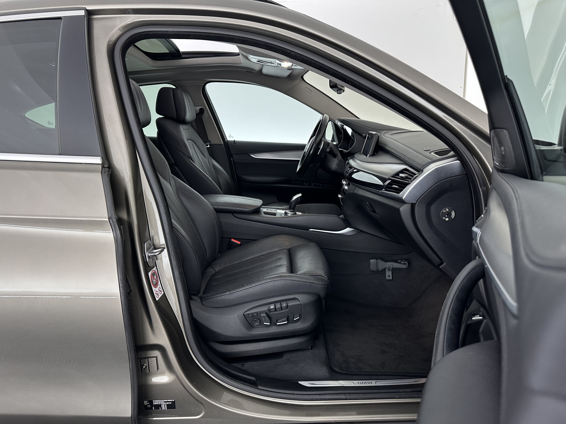 BMW X6 xDrive30d High Executive (INCL-BTW) Aut. *PANO | LEATHER | FULL-LED | HARMAN/KARDON | BLINDSPOT | MEMORY-PACK | DIGI-COCKPIT | HEATED-COMFORTSEATS | NAVI-FULLMAP | PRIVACYGLASS | HEAD-UP | ADAPTIVE-CRUISE | 19"ALU*