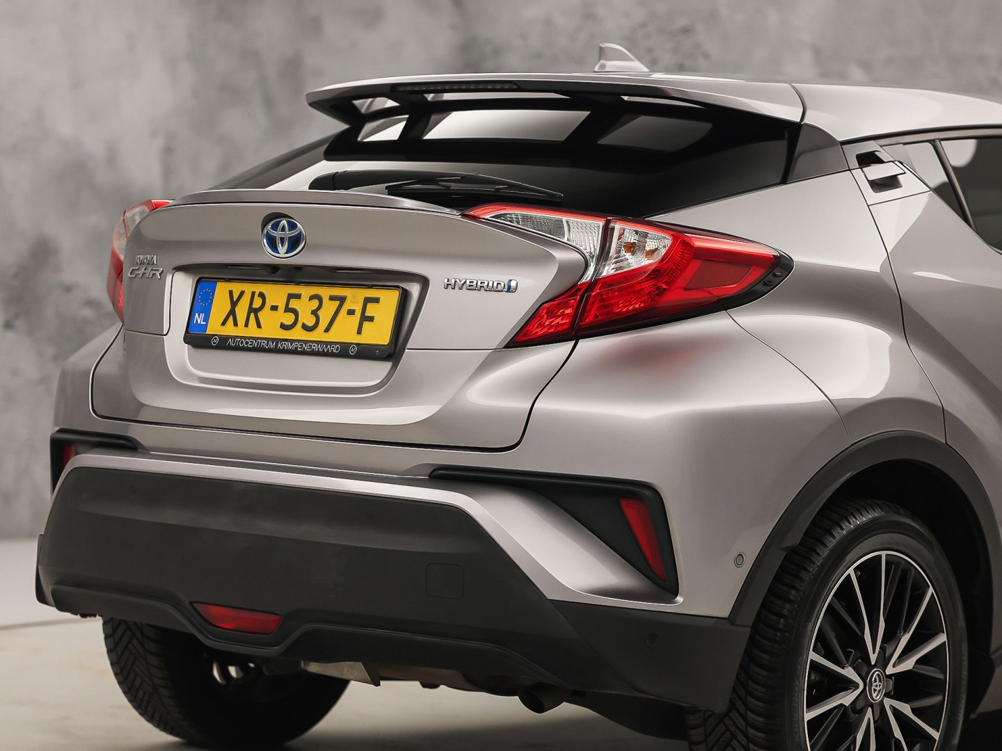 Toyota C-HR 1.8 Hybrid Sport Automaat (NAVIGATIE, CAMERA, STUUR/STOELVERWARMING, GETINT GLAS, SPORTSTOELEN, ADAPTIVE CRUISE, KEYLESS, NIEUWSTAAT)