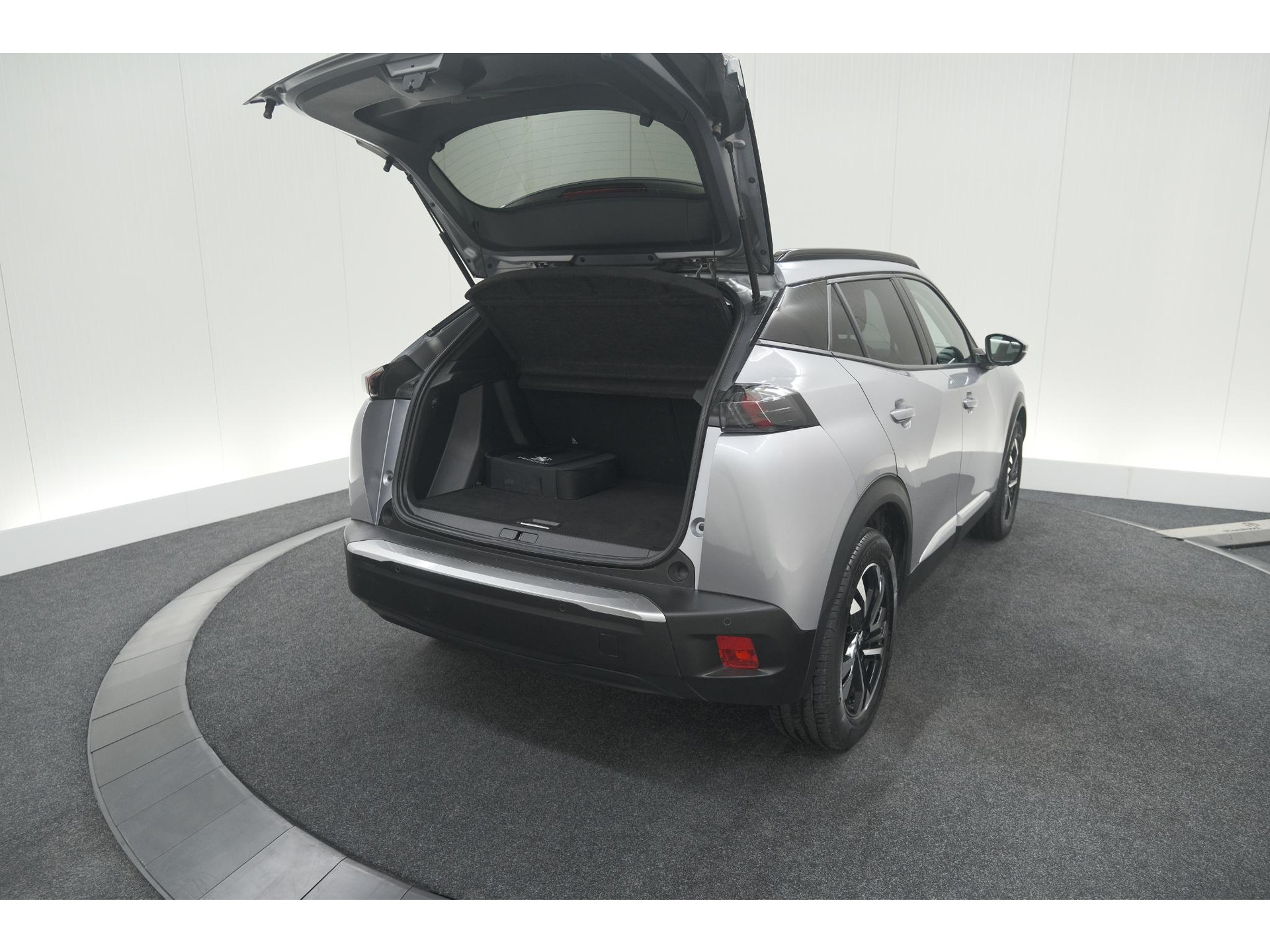 Peugeot e-2008 EV Allure 50 kWh | SOH=96.7 % | 3 Fase Laadfunctie | Camera | Navigatie | Parkeersensoren | Apple Carplay