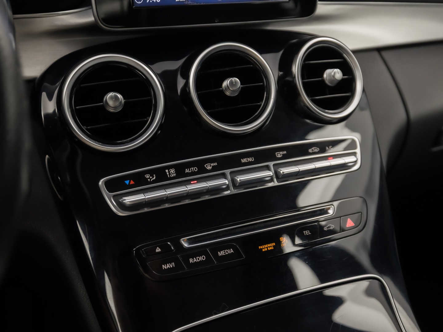 Mercedes-Benz C-Klasse 180 Sport 156Pk Automaat (NAVIGATIE, LEDER, SFEERVERLICHTING, GETINT GLAS, STOELVERWARMING, SPORTSTOELEN, CRUISE, NIEUWE APK, NIEUWSTAAT)
