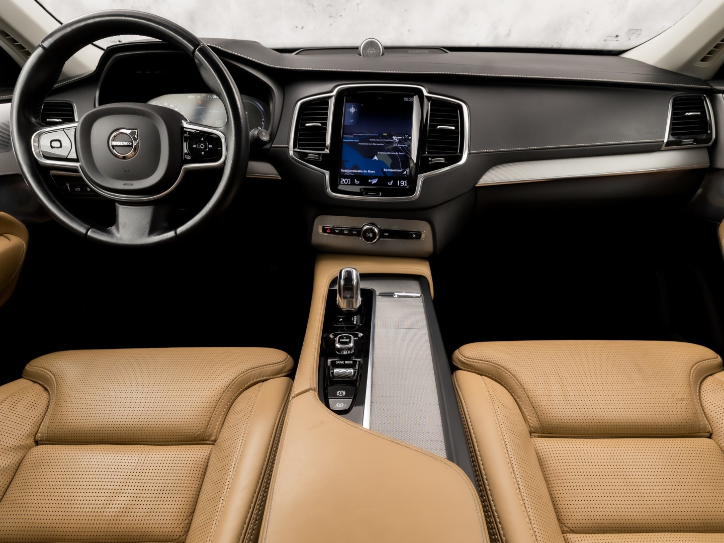 Volvo XC90 2.0 T8 Twin Engine AWD Inscription 7 Persoons 408Pk Automaat (PANORAMADAK, BOWERS&WILKINS, MEMORY SEATS, BRUIN LEDER, CAMERA, STOELKOELING/VERWARMING, HEAD-UP DISPLAY, GETINT GLAS, ELEK ACHTERKLEP, NIEUWSTAAT)