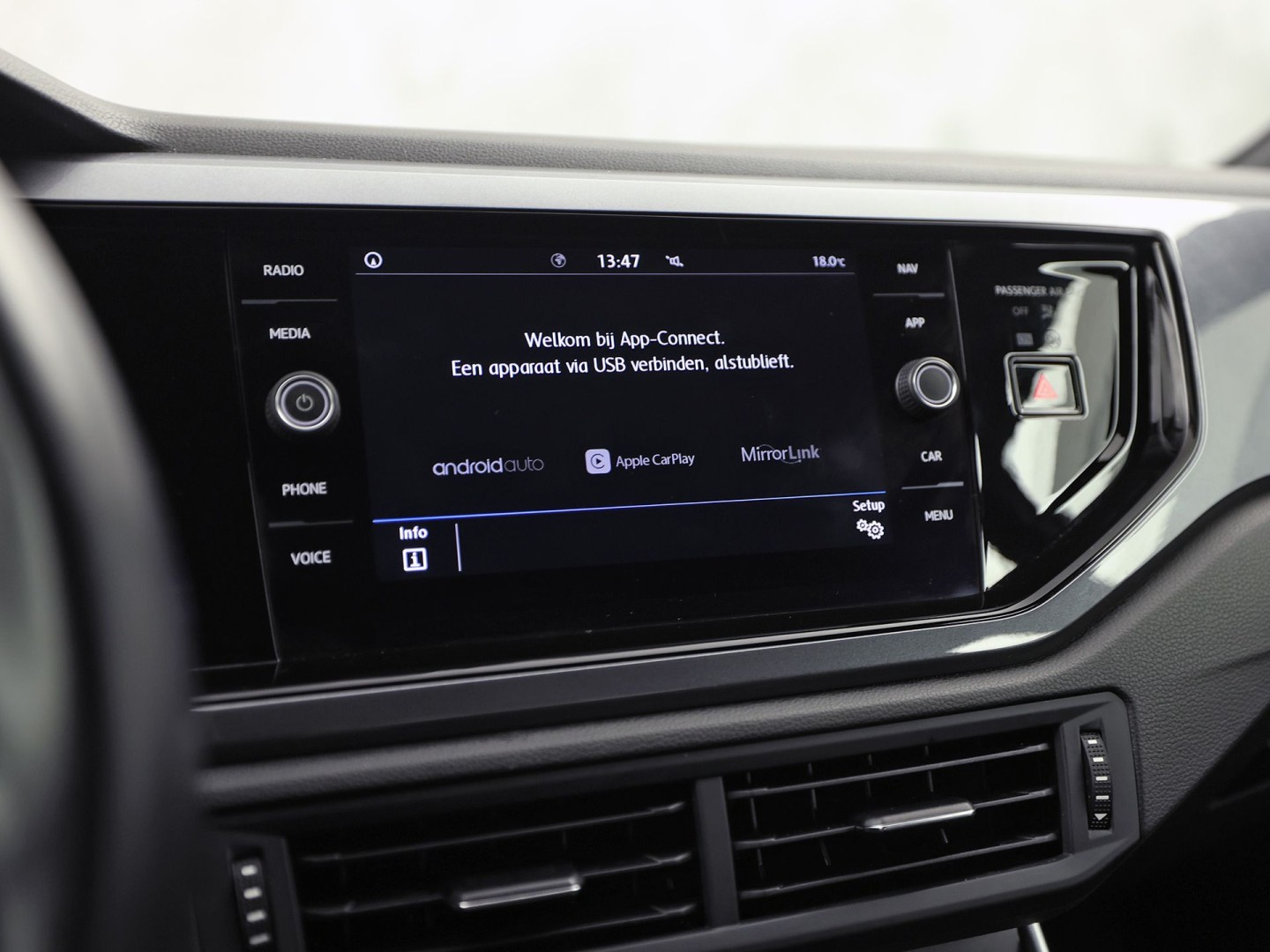 Volkswagen Polo 1.0 TSI Sport Automaat (VIRTUAL COCKPIT, ZWART HEMEL, GROOT NAVI, TREKHAAK, LEDER, SPORTSTOELEN, GETINT GLAS, LM VELGEN, ADAPTIVE CRUISE, NIEUWSTAAT)