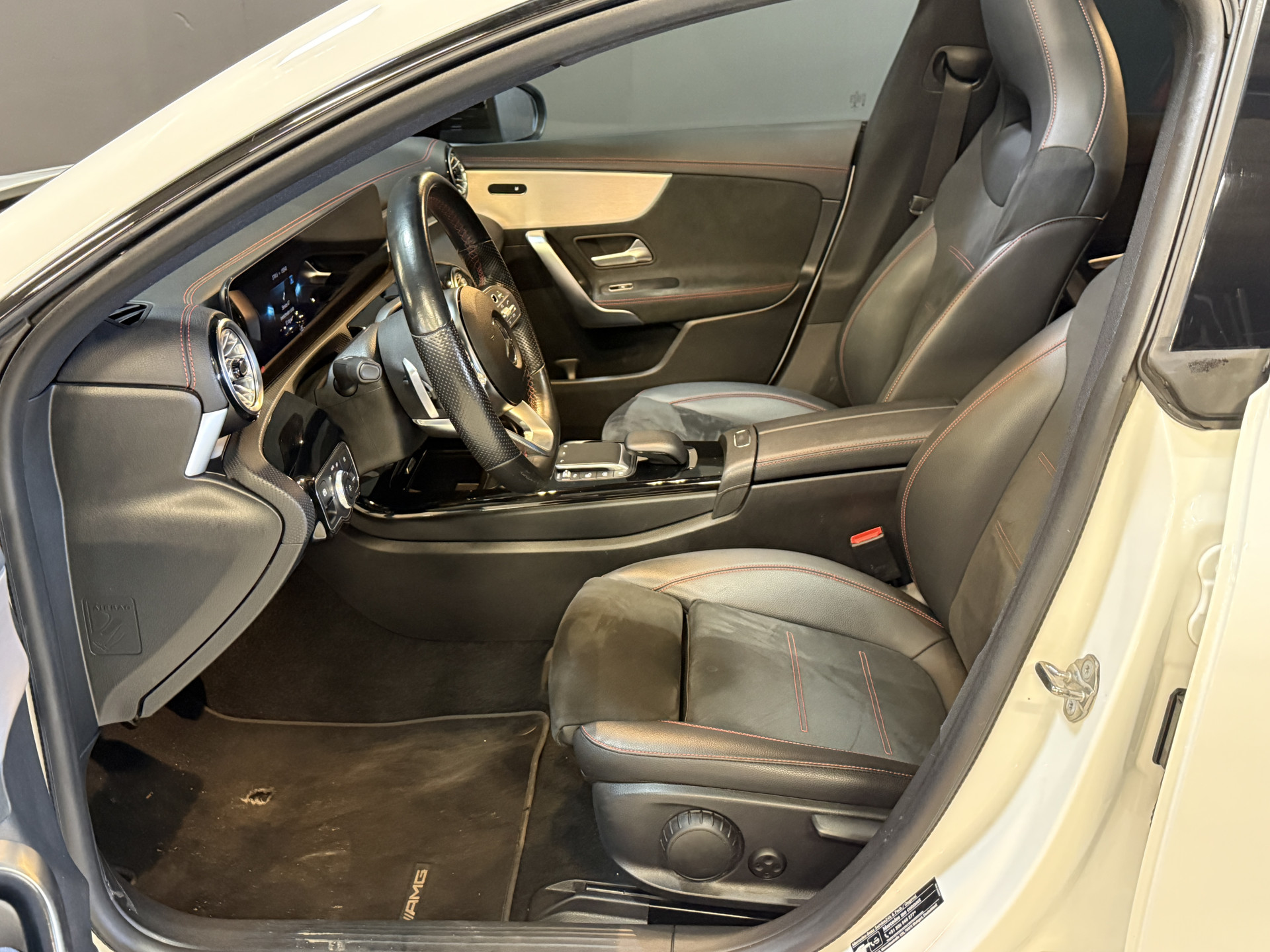 Mercedes-Benz CLA-klasse Shooting Brake 200 Business Solution AMG | Panoramadak | Sfeerverlichting | Multibeam