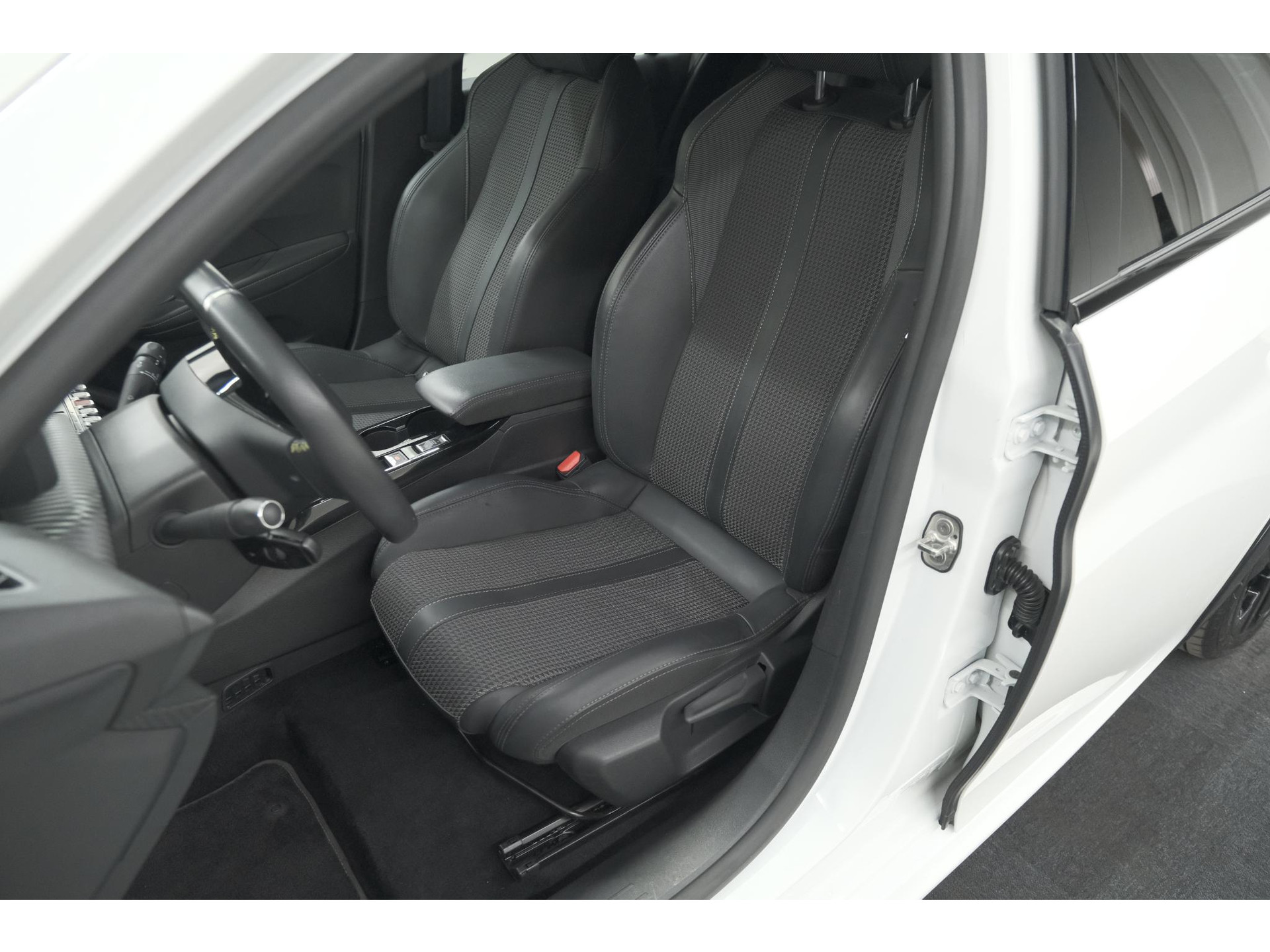 Peugeot e-208 EV GT 50 kWh | 93,7% SOH | Black Pack | Dodehoekdetectie | Camera | Apple Carplay