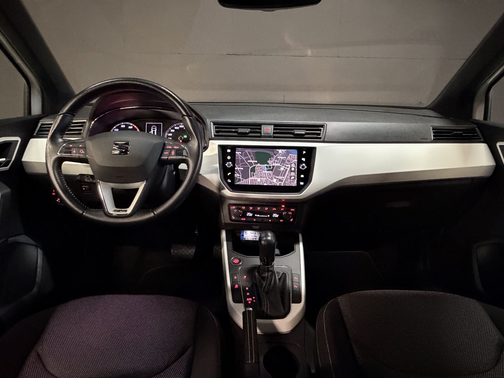 SEAT Arona 1.0 TSI Xcellence Business Intense | Camera | Sfeerverlichting | Stoelverwarming | Adaptive cruise | Carplay