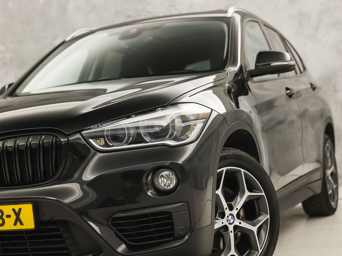 BMW X1 sDrive18i Sport High Executive 140Pk Automaat (PANORAMADAK, GROOT NAVI, MEMORY SEAT, LEDER, CAMERA, SPORTSTOELEN, TREKHAAK, STOELVERWARMING, NIEUWSTAAT)