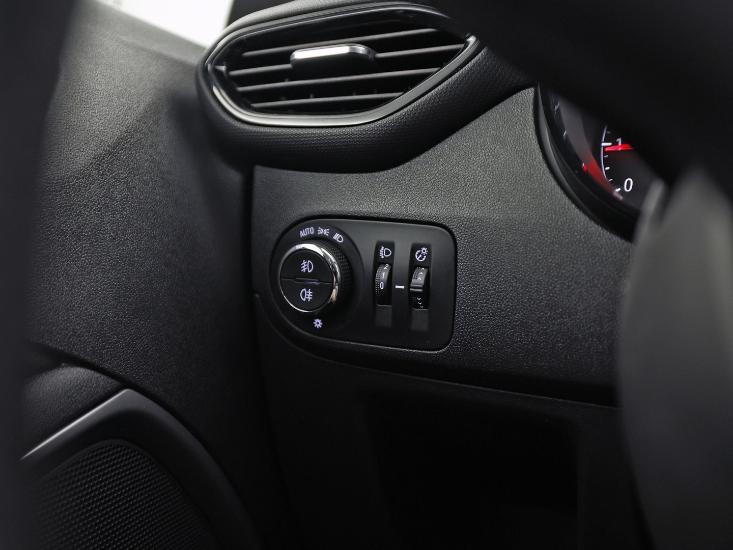 Opel Crossland X 1.2 Sport (APPLE CARPLAY, GROOT NAVI, LM VELGEN, CRUISE, SPORTSTOELEN, PARKEERSENSOREN, NIEUWE APK, NIEUWSTAAT)