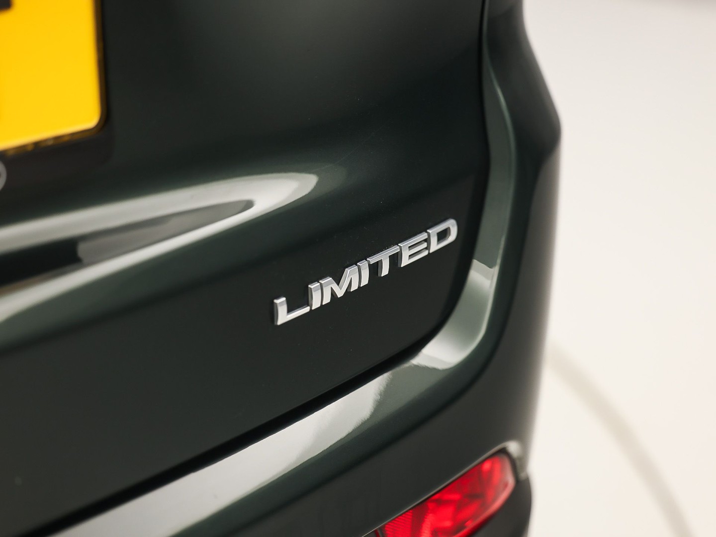 Jeep Compass 4xe 190 Plug-in Hybrid Electric Night Eagle. Automaat (NAP, APPLE CARPLAY, GROOT NAVI, LEDER, ADAPTIVE CRUISE, SPORTSTOELEN, GETINT GLAS, KEYLESS, NIEUWSTAAT)