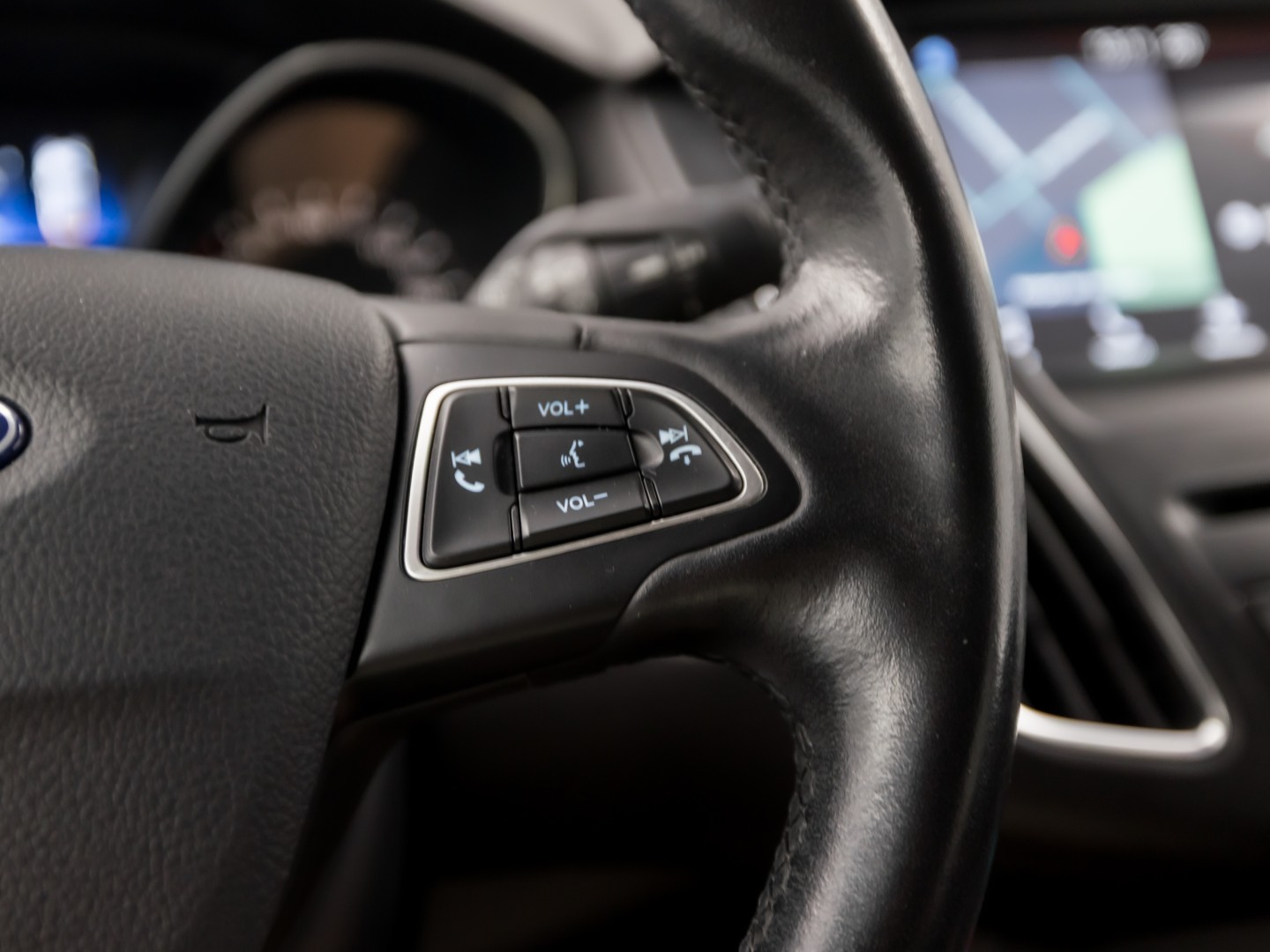 Ford Focus Wagon 1.0 Titanium Sport (APPLE CARPLAY, NAVIGATIE, CLIMATE, GETINT GLAS, SPORTSTOELEN, KEYLESS, PARKEERSENSOREN, NIEUWE APK, NIEUWSTAAT)