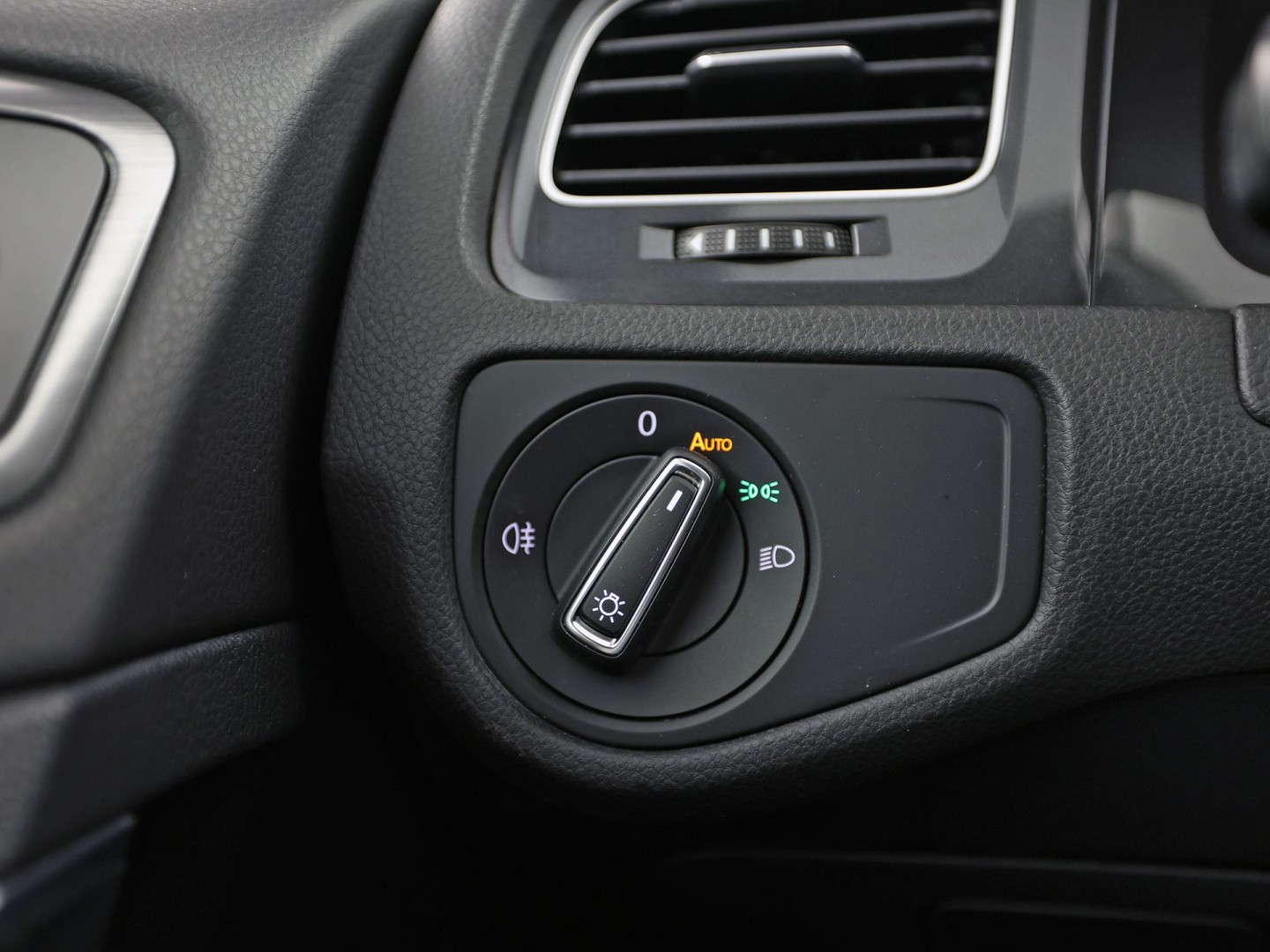 Volkswagen Golf 1.5 TSI Sportline (APPLE CARPLAY, GROOT NAVI, CLIMATE, STOELVERWARMING, SPORTSTOELEN, LED KOPLAMPEN, PARKEERSENSOREN, ADAPTIVE CRUISE, NIEUWSTAAT)