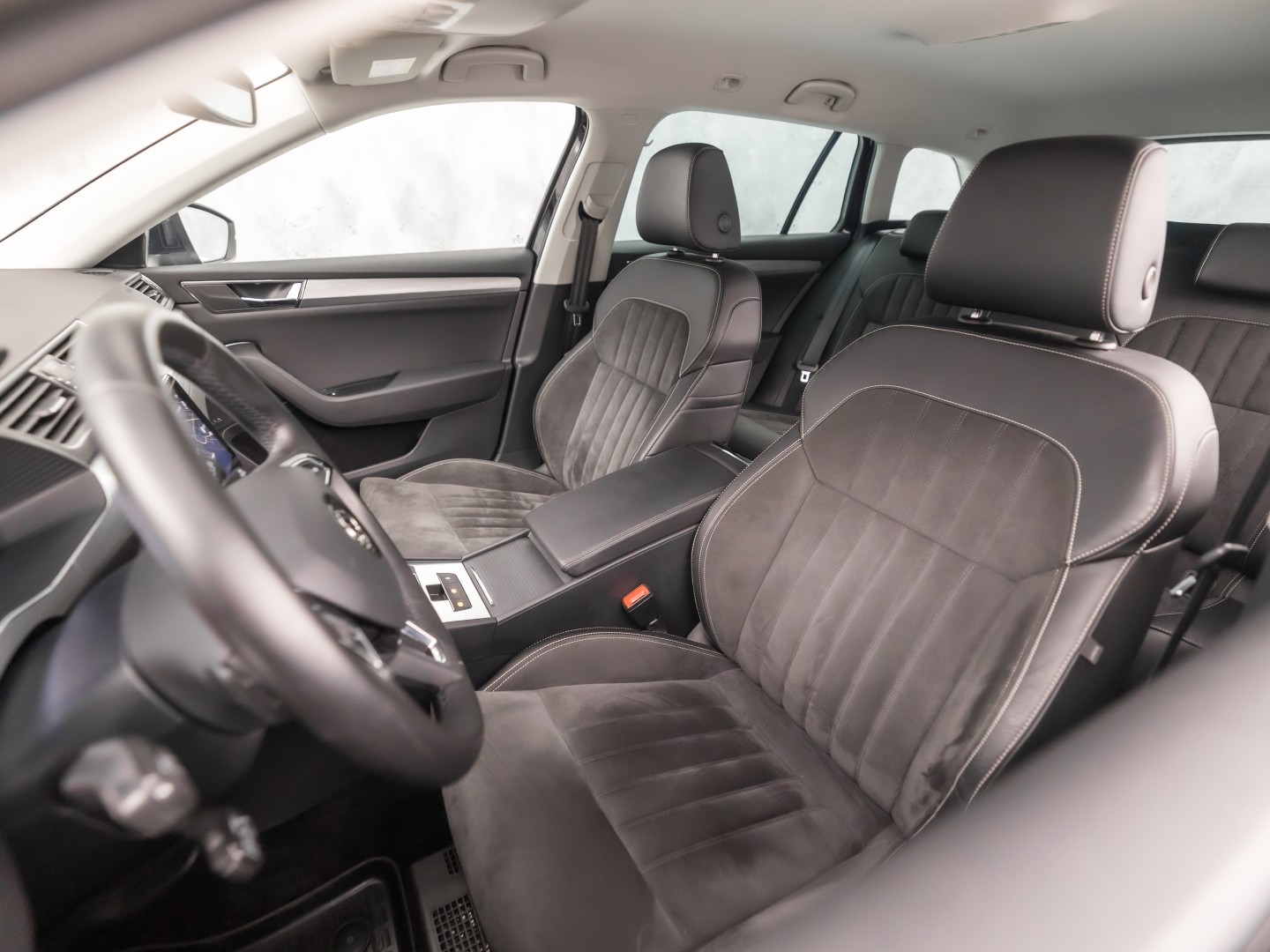Škoda Superb Combi 1.4 TSI iV Sport 218Pk Automaat (VIRTUAL COCKPIT, APPLE CARPLAY, GROOT NAVI, MEMORY SEAT, LEDER/ALCANTARA, CAMERA, STOELVERWARMING, ADAPTIVE CRUISE, ELEK ACHTERKLEP, NIEUWSTAAT)