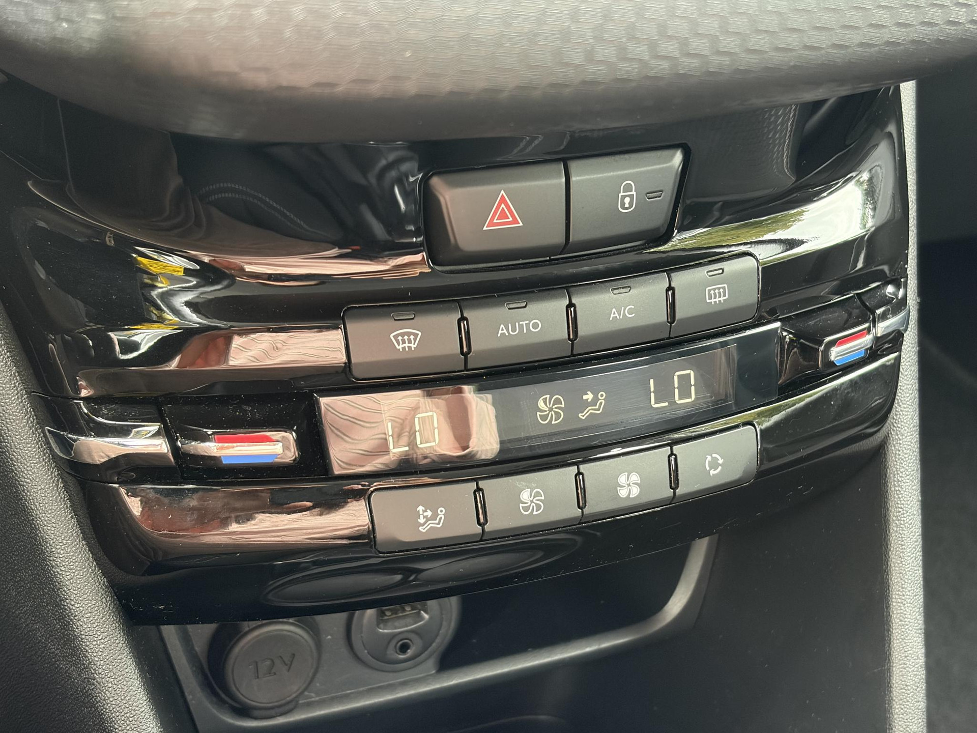 Peugeot 208 1.2 PureTech Blue Lease Executive ✓Dealer Onderhouden✓2e Eigenaar✓Navi✓Carplay✓Clima✓Cruise✓Pdc✓5 Deurs✓16'' Lm velgen✓N.A.P✓Apk tot 09-2027
