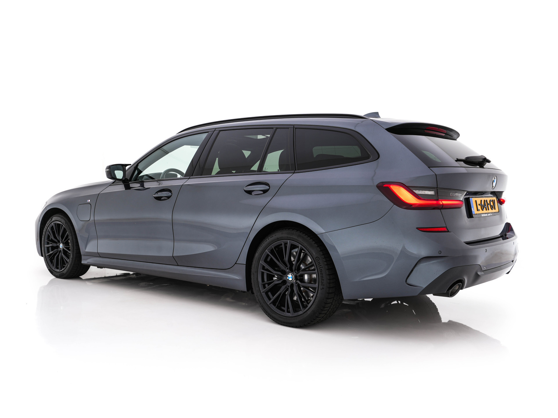 BMW 3-serie Touring 320e M-Sportpack Business Edition Plus (Plug-In) (INCL-BTW) *PANO | LASER-LED | LEATHER | HEATED-SPORTSEATS | HARMAN/KARDON | VIRTUAL-COCKPIT | AMBIENT-LIGHT | NAVI-FULLMAP | DAB+ | 18''ALU*
